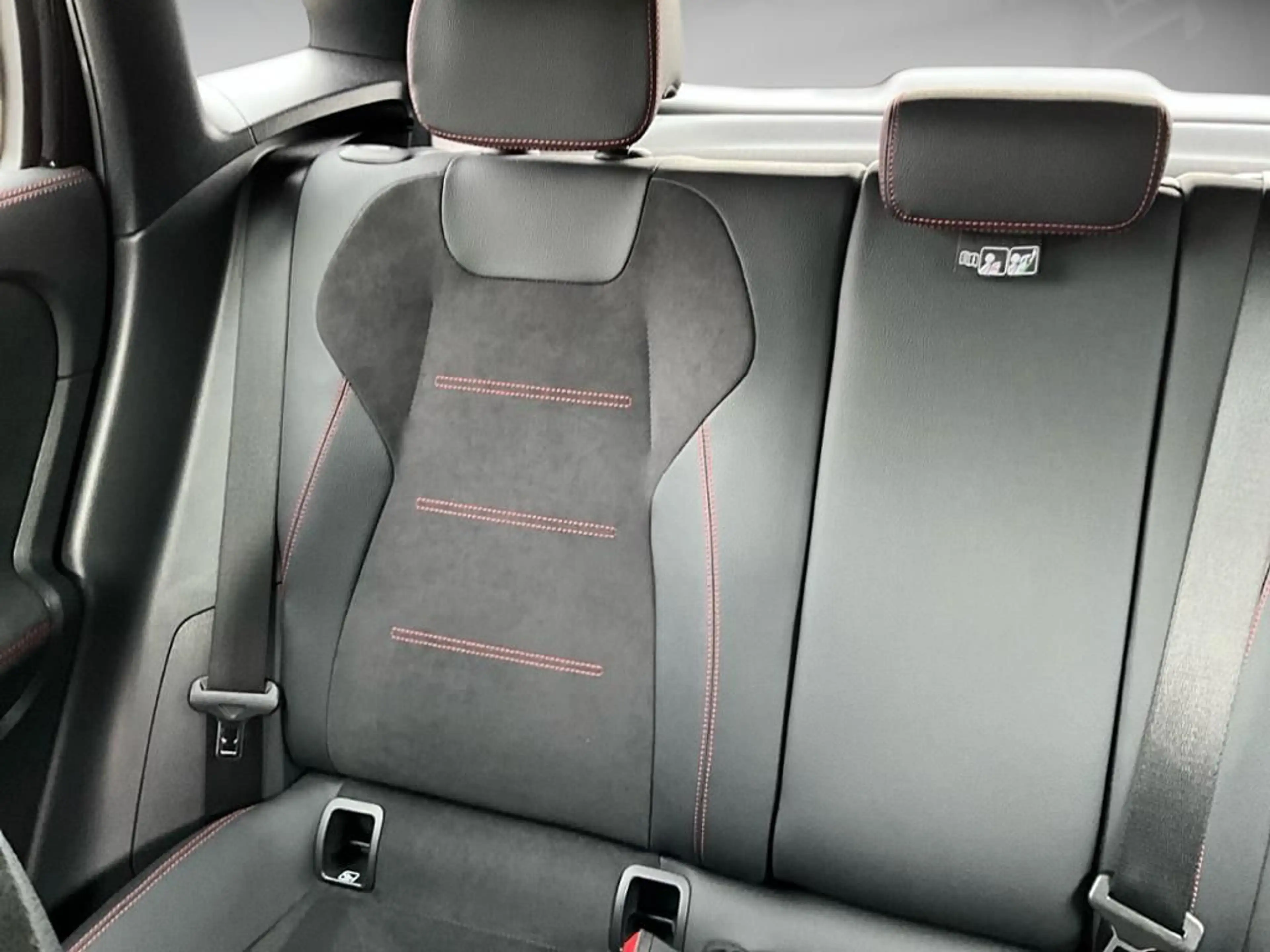 Mercedes-Benz GLA 200 d AMG Line Advanced Plus ACC AUT Kam. — photo 14