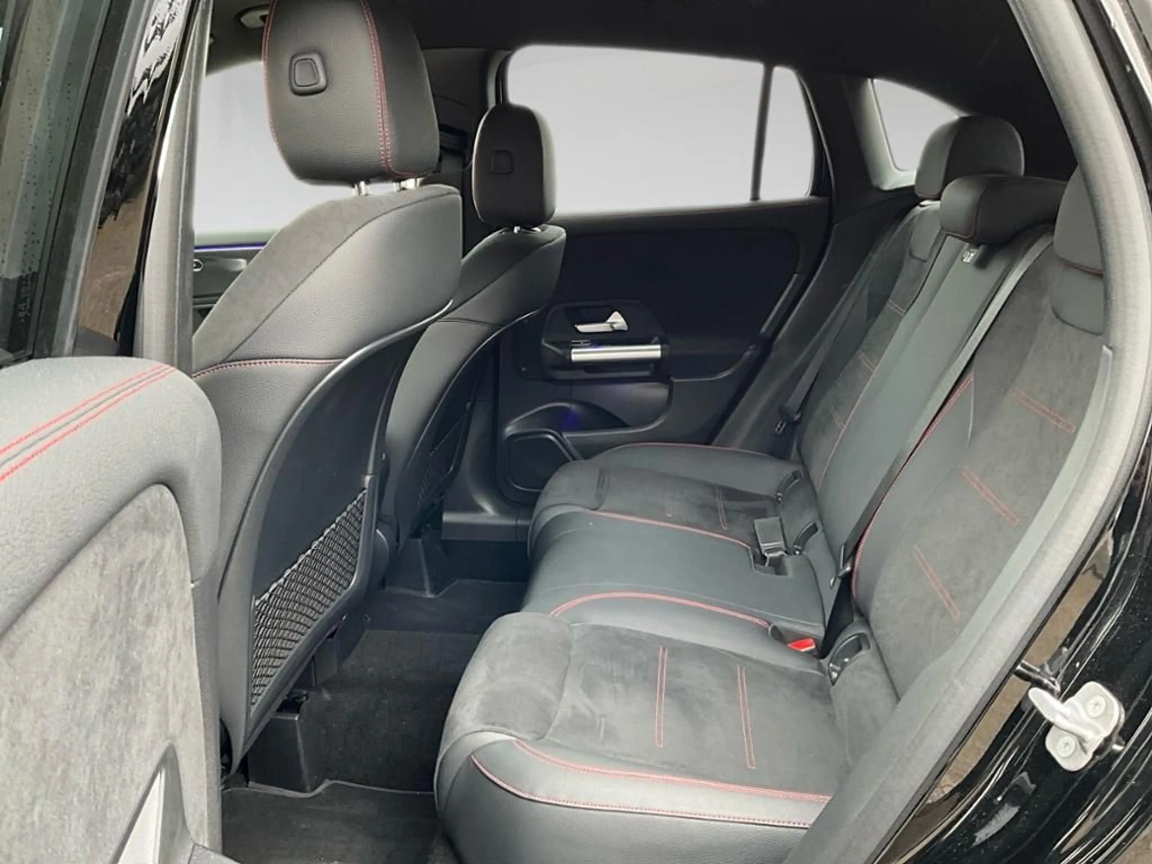 Mercedes-Benz GLA 200 d AMG Line Advanced Plus ACC AUT Kam. — photo 11