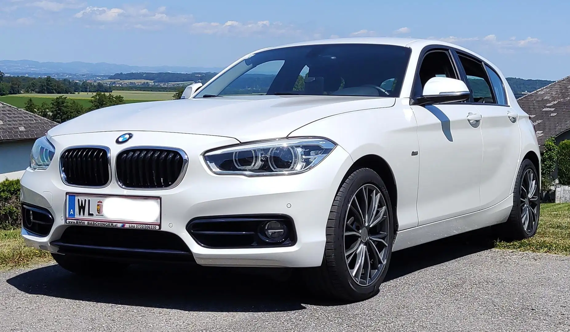 BMW 118 118d Sport Line Aut. SHZ, AHK. M-Lenkrad, 17" Weiß - 1