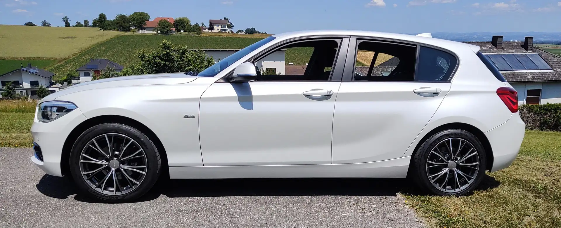 BMW 118 118d Sport Line Aut. SHZ, AHK. M-Lenkrad, 17" Weiß - 2