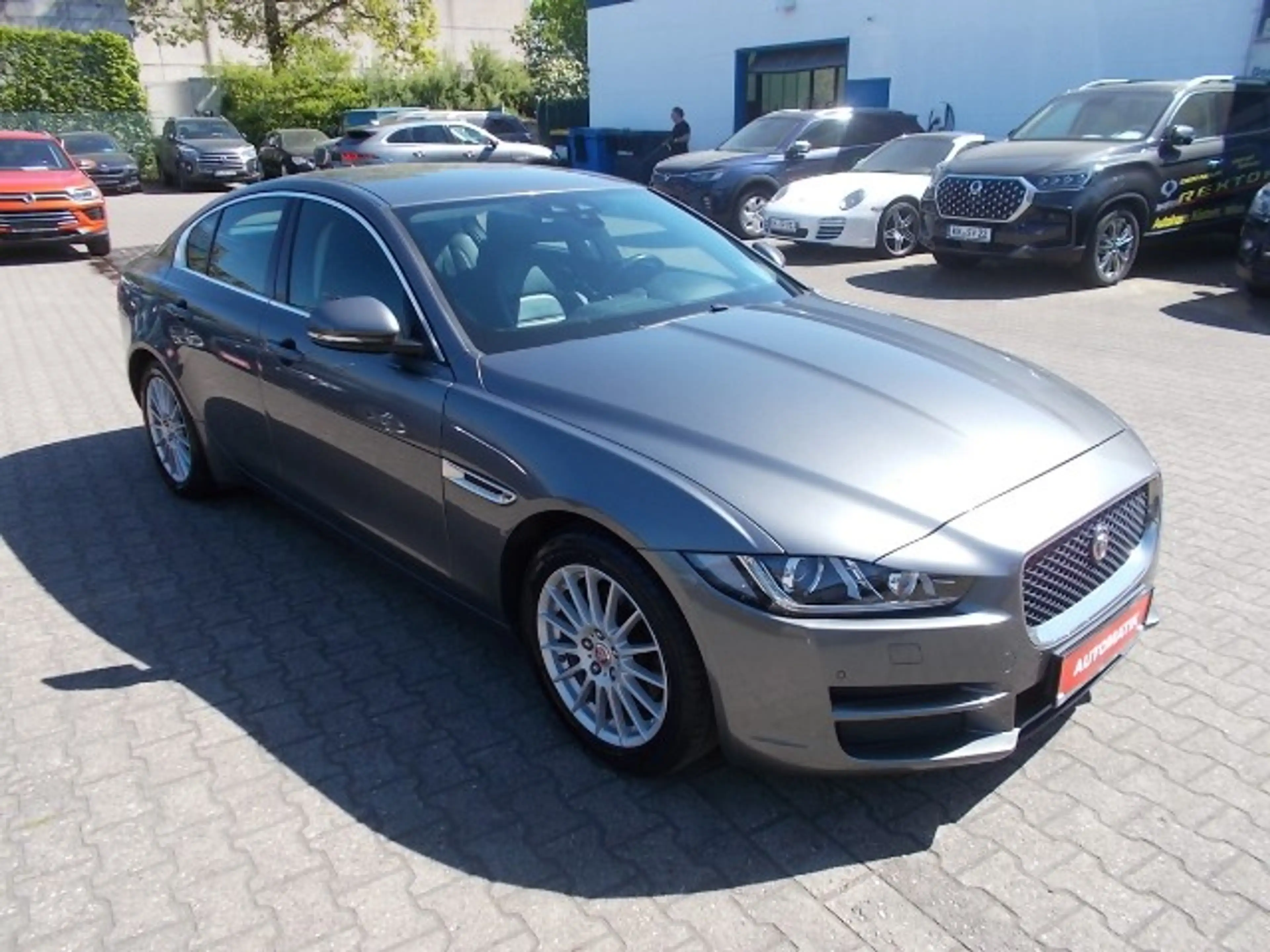 Jaguar XE Prestige, Leder, Navi, Rundum Kamera — photo 3