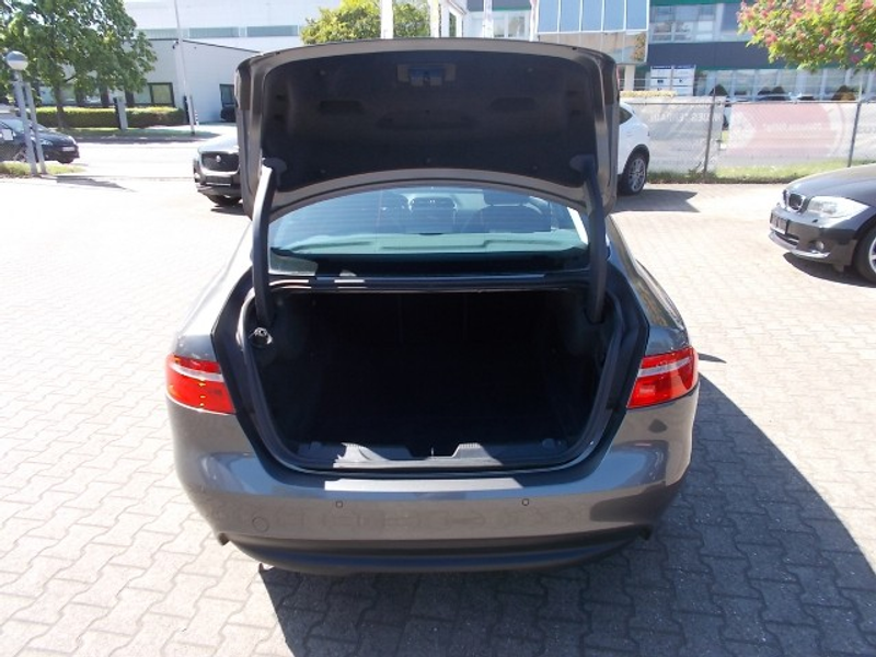Jaguar XE Prestige, Leder, Navi, Rundum Kamera — photo 12