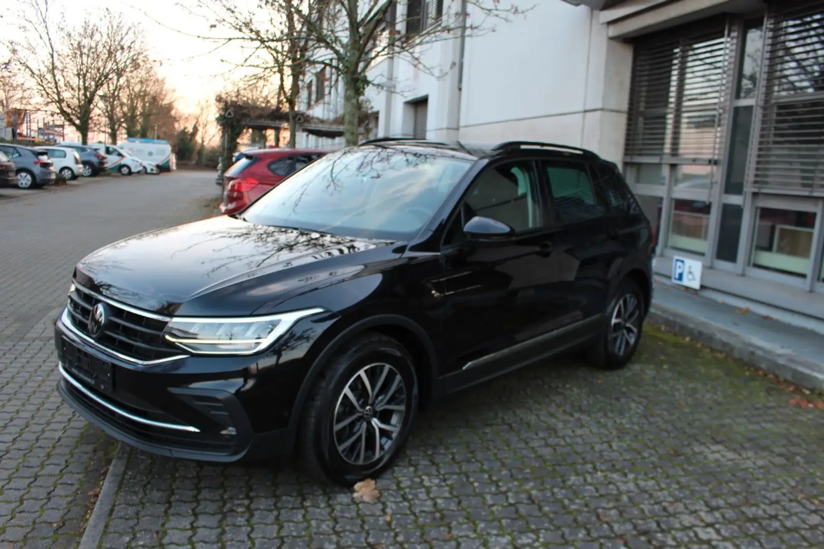 Volkswagen Tiguan Life~NAVI~ KAMERA~ ALCANTARA~ MASSAGESITZ Schwarz - 1