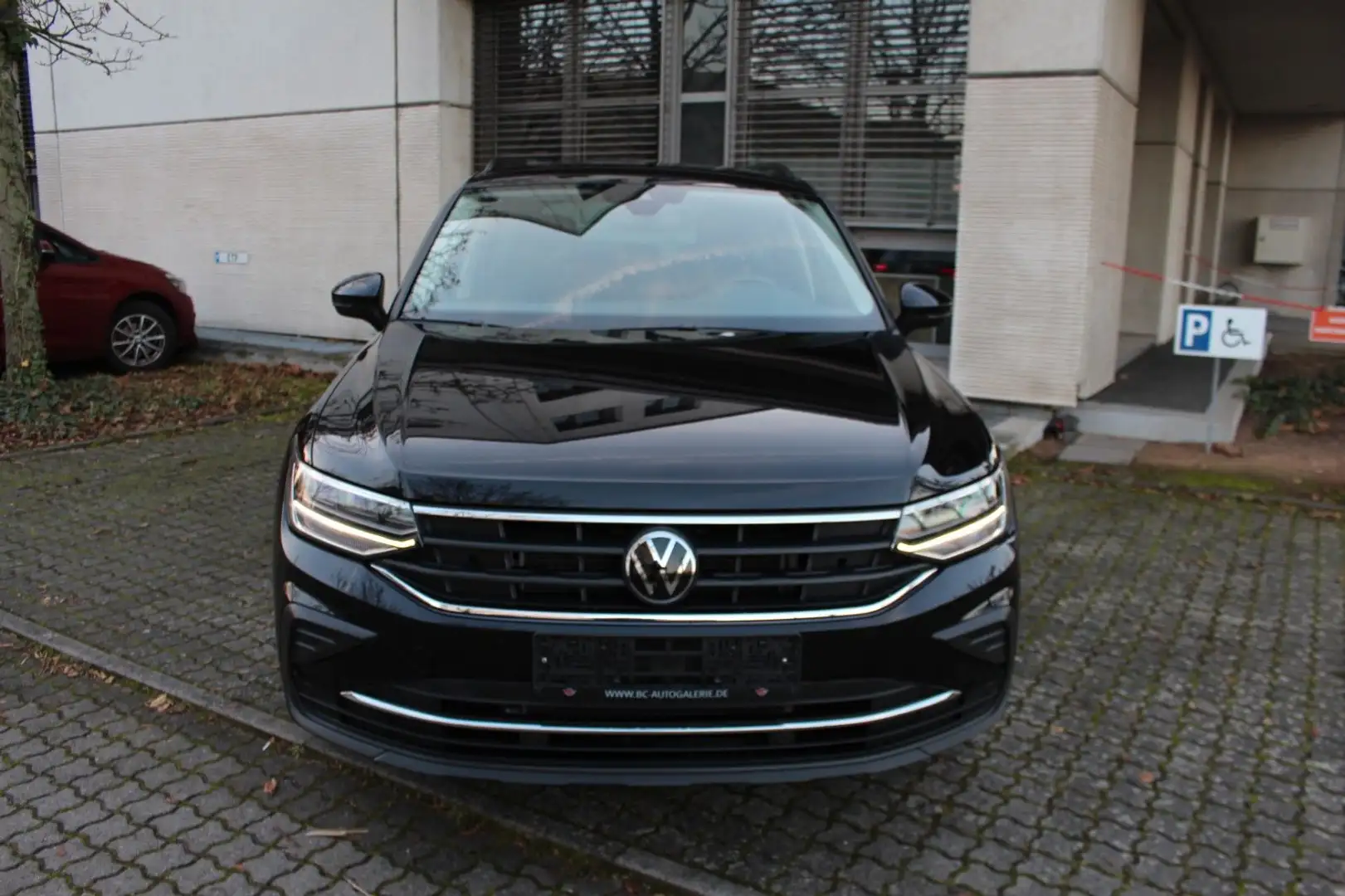 Volkswagen Tiguan Life~NAVI~ KAMERA~ ALCANTARA~ MASSAGESITZ Schwarz - 2