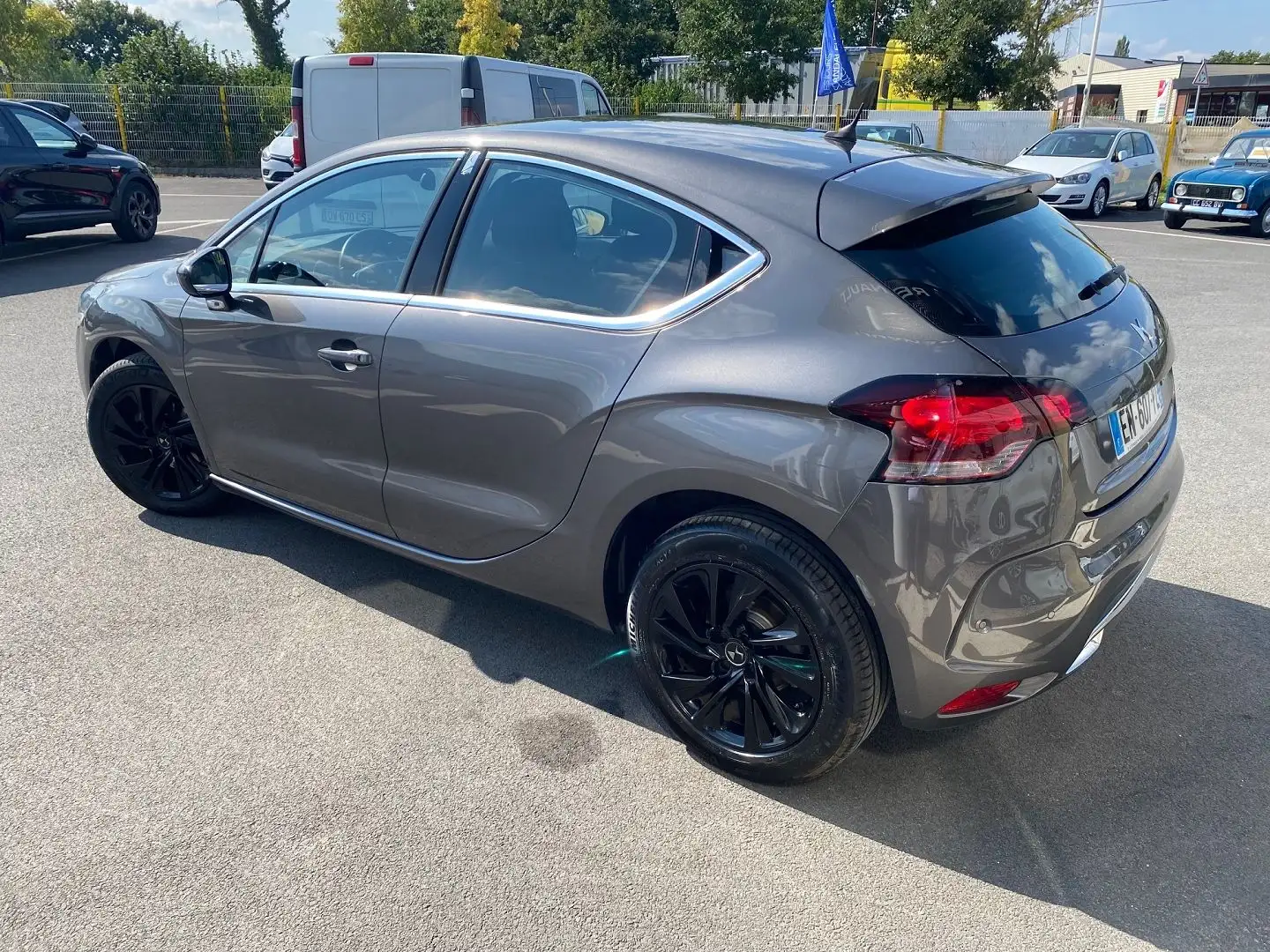 DS Automobiles DS 4 PURETECH 130CH BE CHIC S\u0026S Grau - 2