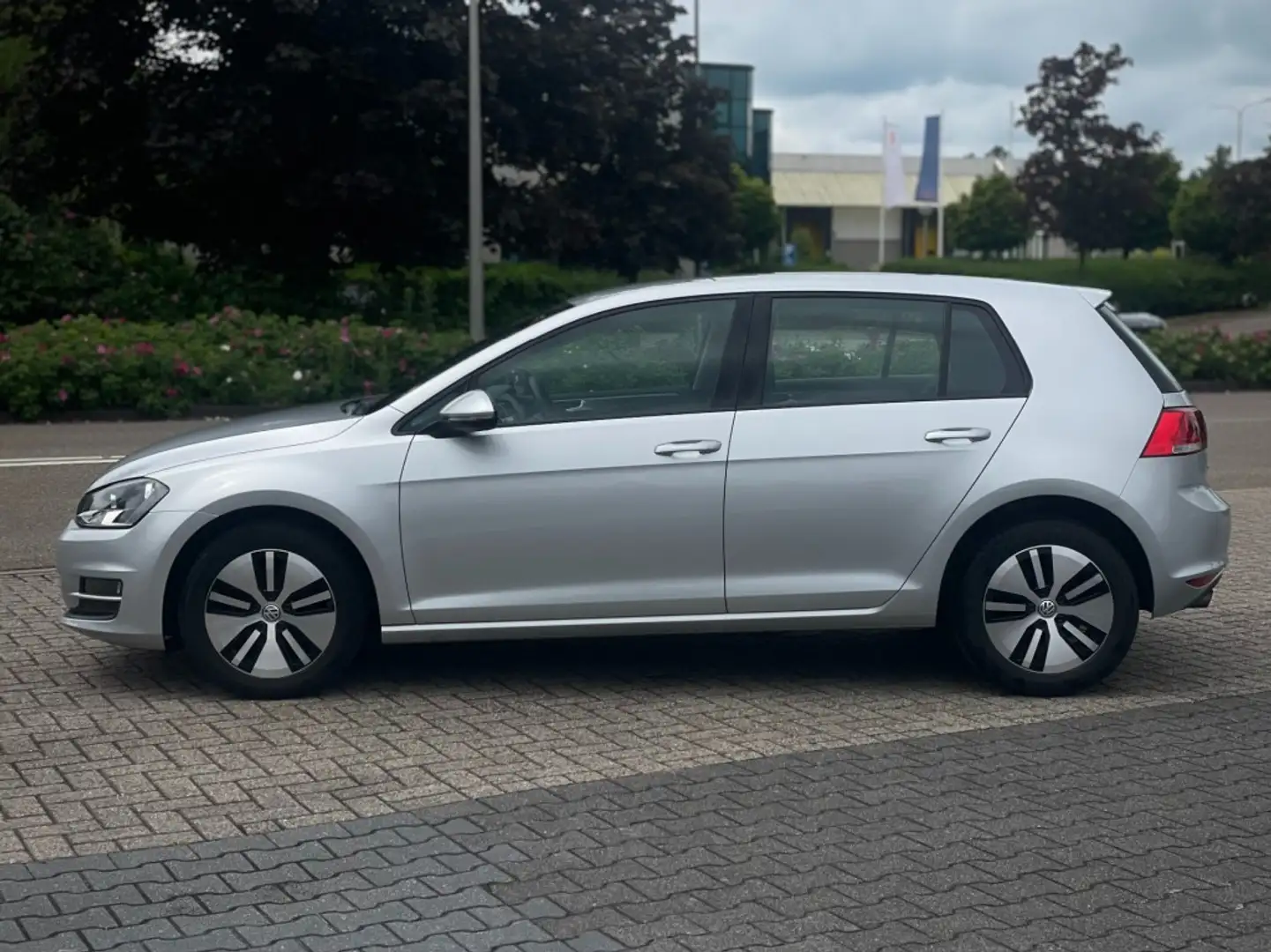 Volkswagen Golf 1.2 81KW 115.000 KM NAVI ZEER MOOI Grijs - 2