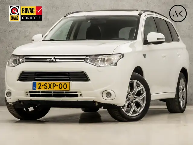 Mitsubishi Outlander 2.0 PHEV Deluxe 203Pk Automaat (SCHUIFDAK, NAVIGAT