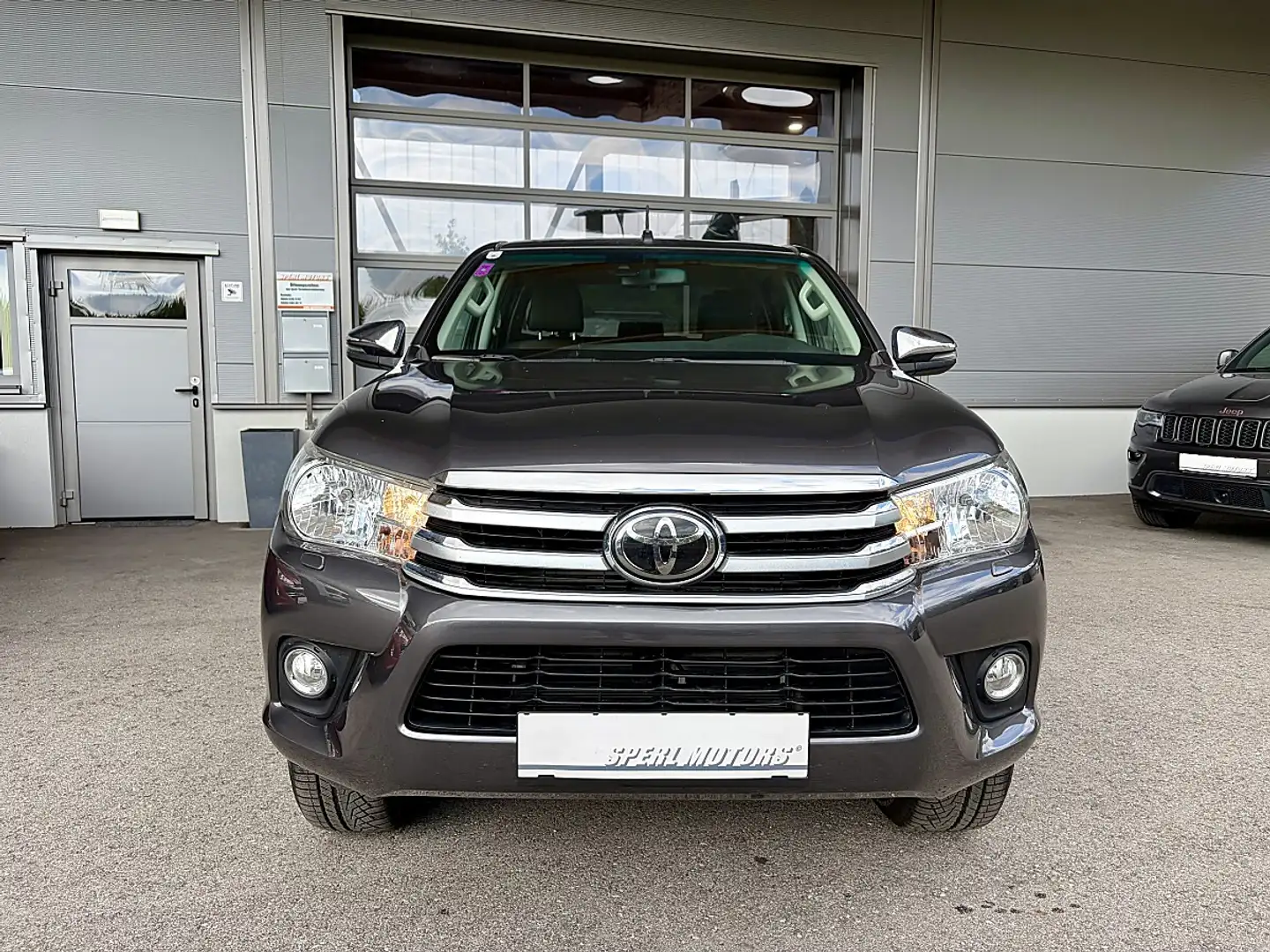 Toyota Hilux DK Active 4x4 2,4 D-4D Grau - 2