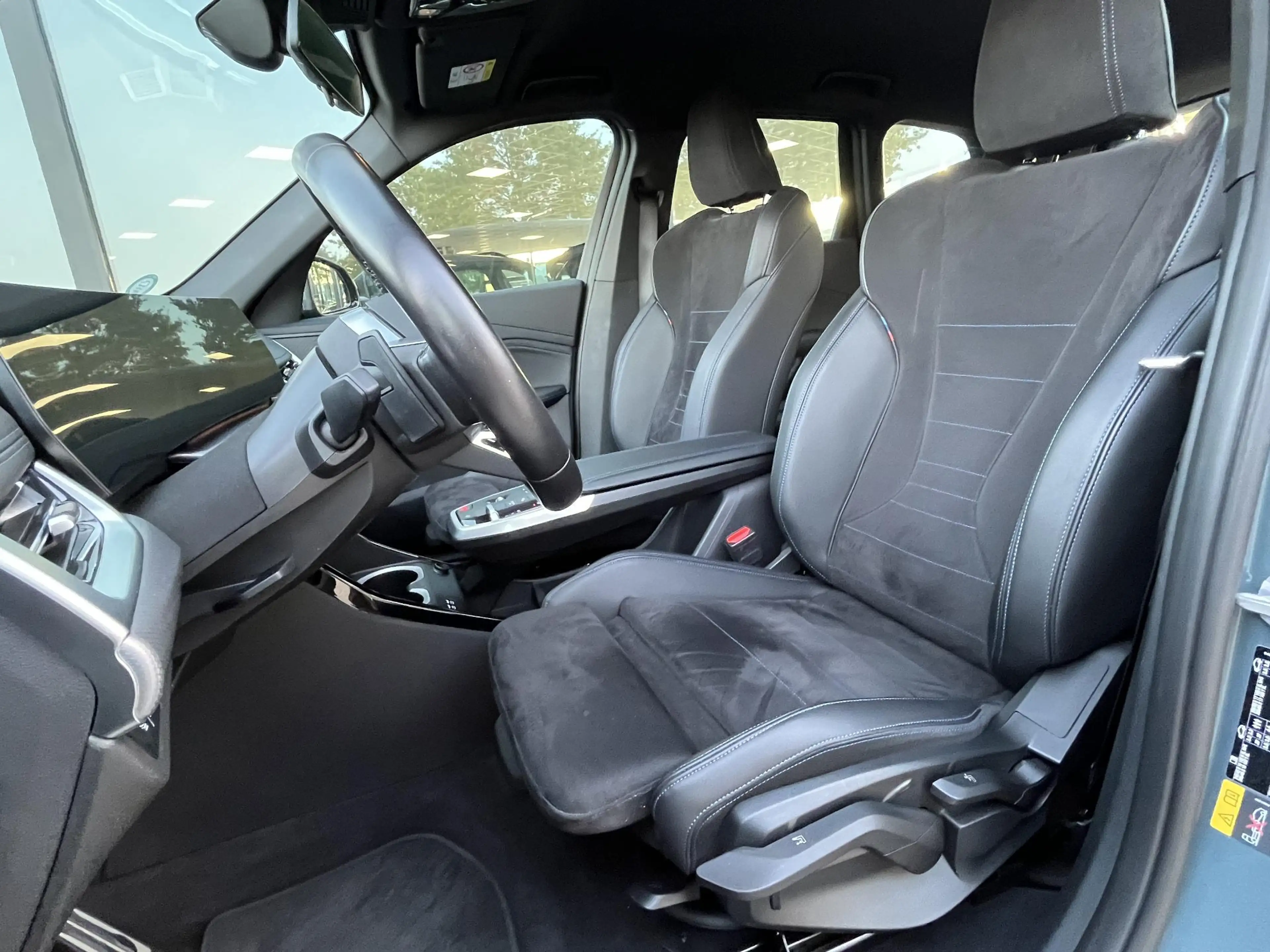 BMW iX1 xDrive30 67 kWh M-Sport/CAMERA/LED — photo 4