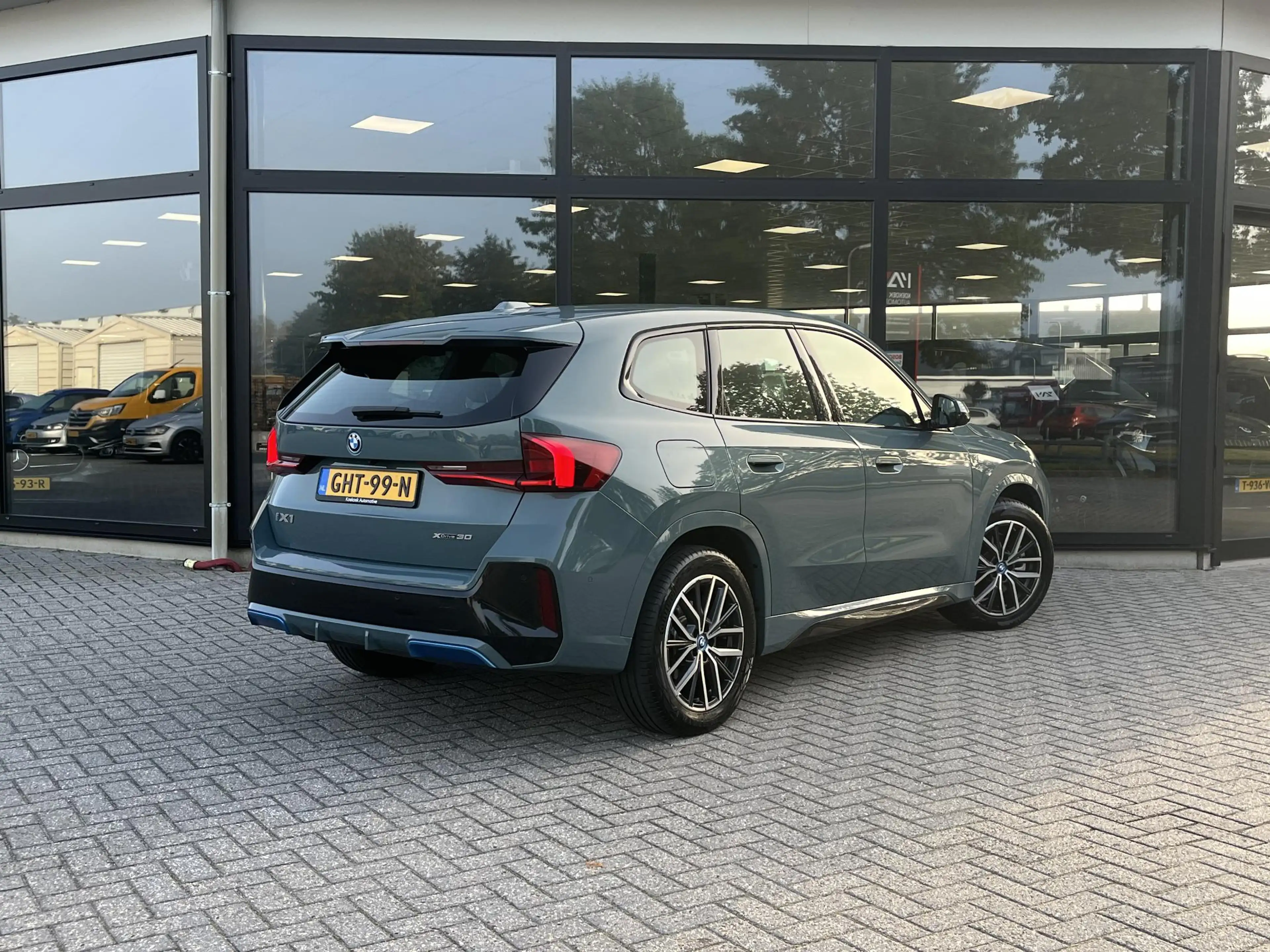 BMW iX1 xDrive30 67 kWh M-Sport/CAMERA/LED — photo 3