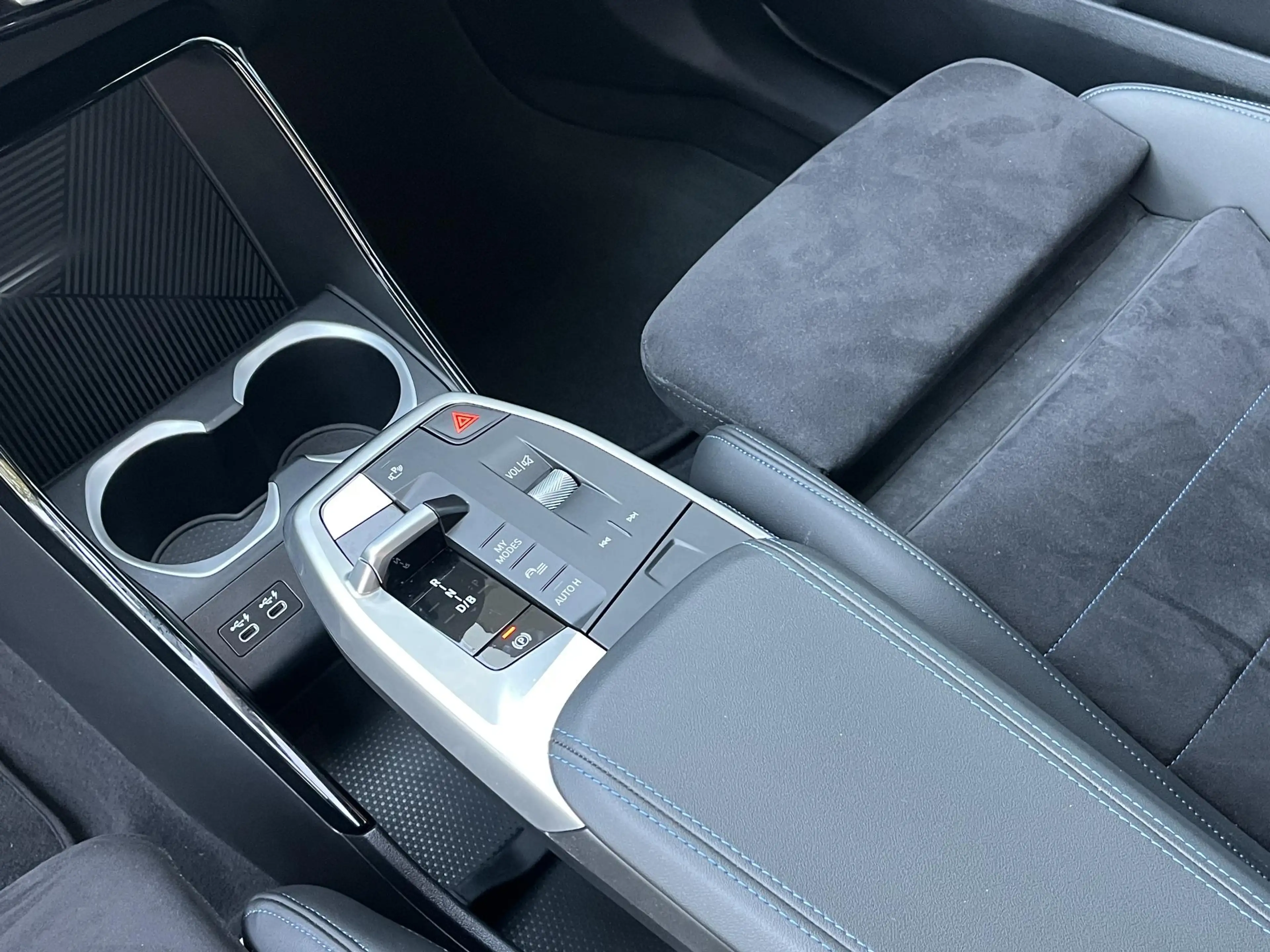 BMW iX1 xDrive30 67 kWh M-Sport/CAMERA/LED — photo 10