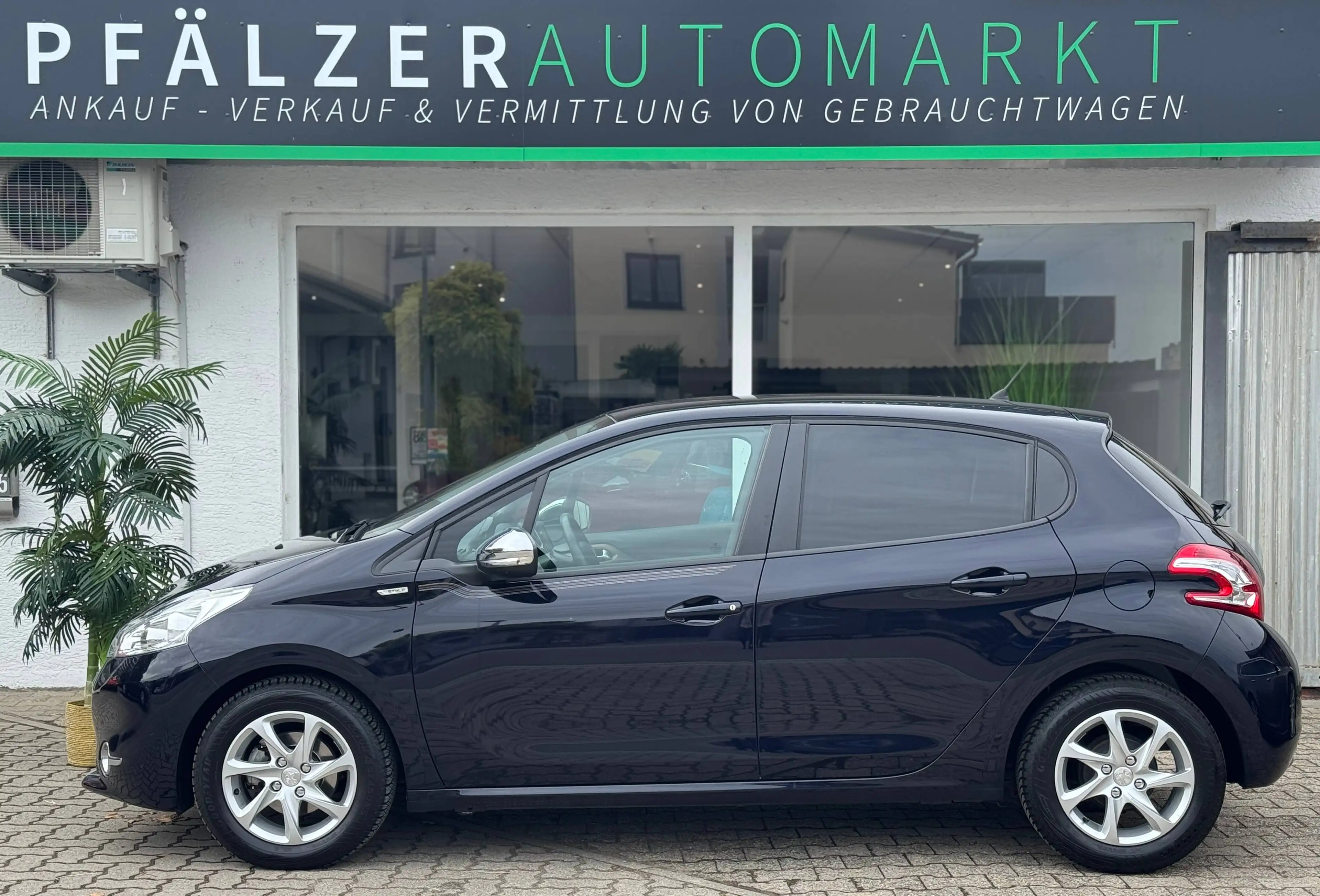 Peugeot 208 1.Hand 44.000 km 4,5-Türer Scheckheftgepflegt — photo 5