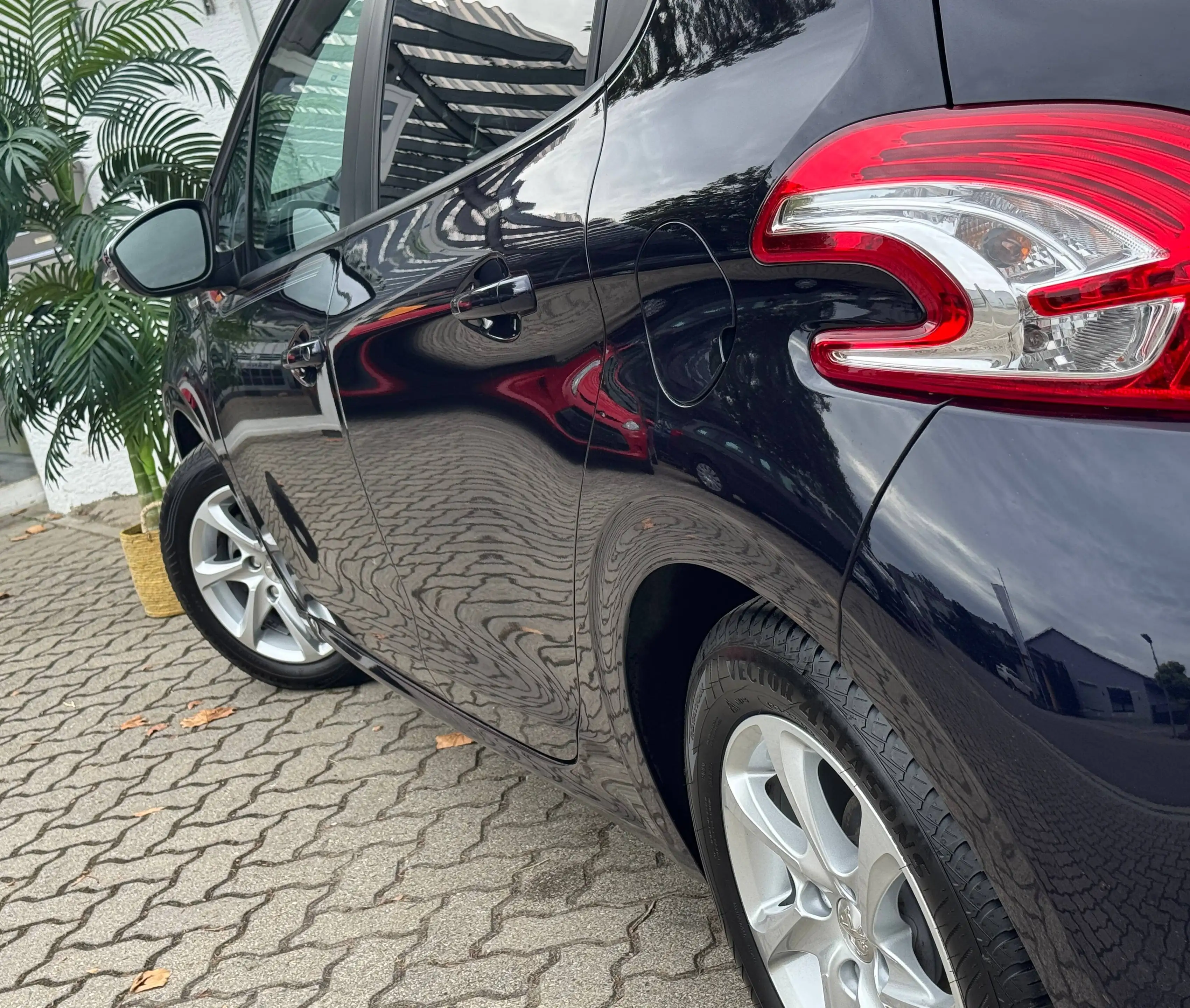 Peugeot 208 1.Hand 44.000 km 4,5-Türer Scheckheftgepflegt — photo 12