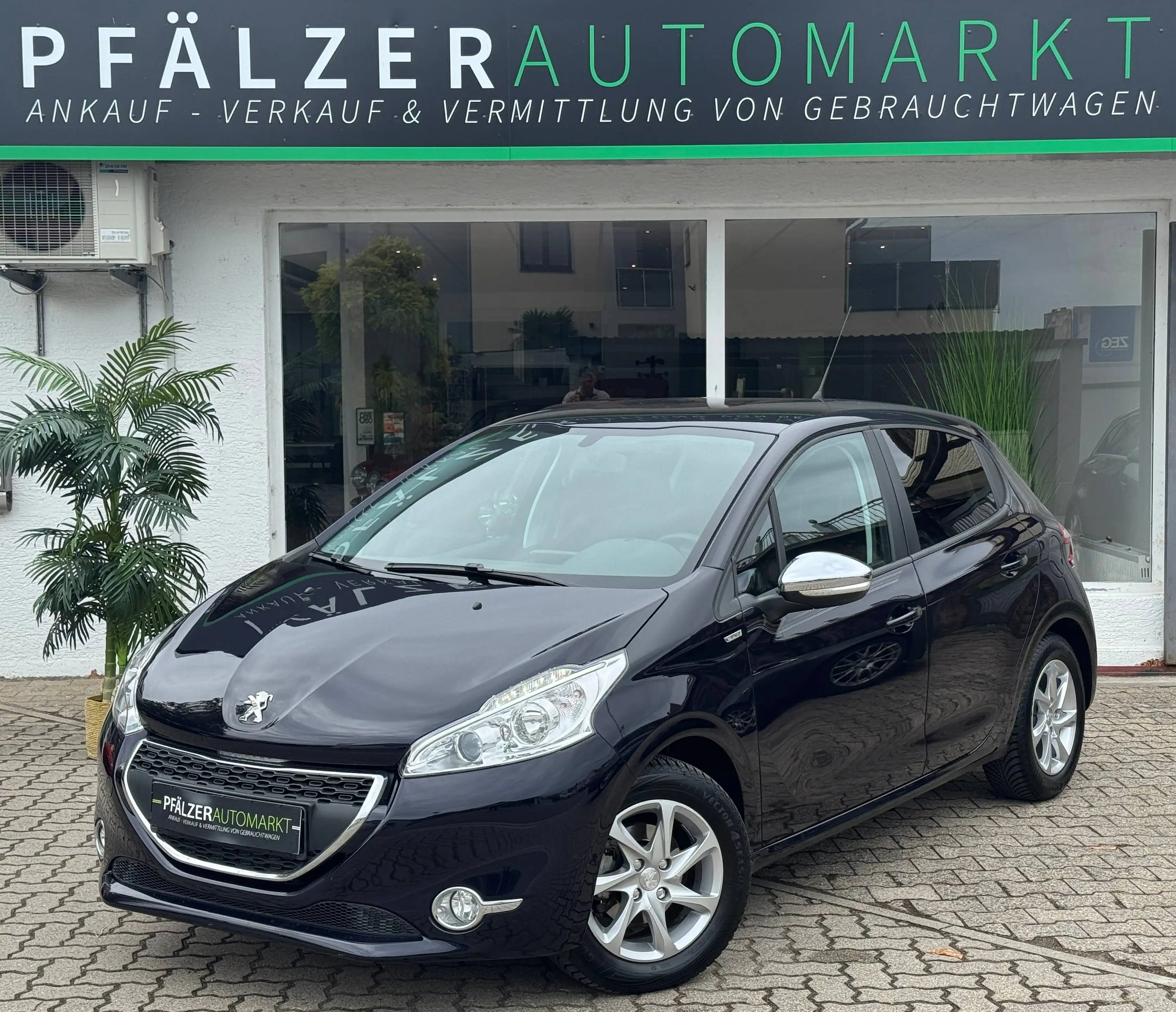 Peugeot 208 1.Hand 44.000 km 4,5-Türer Scheckheftgepflegt — photo 2