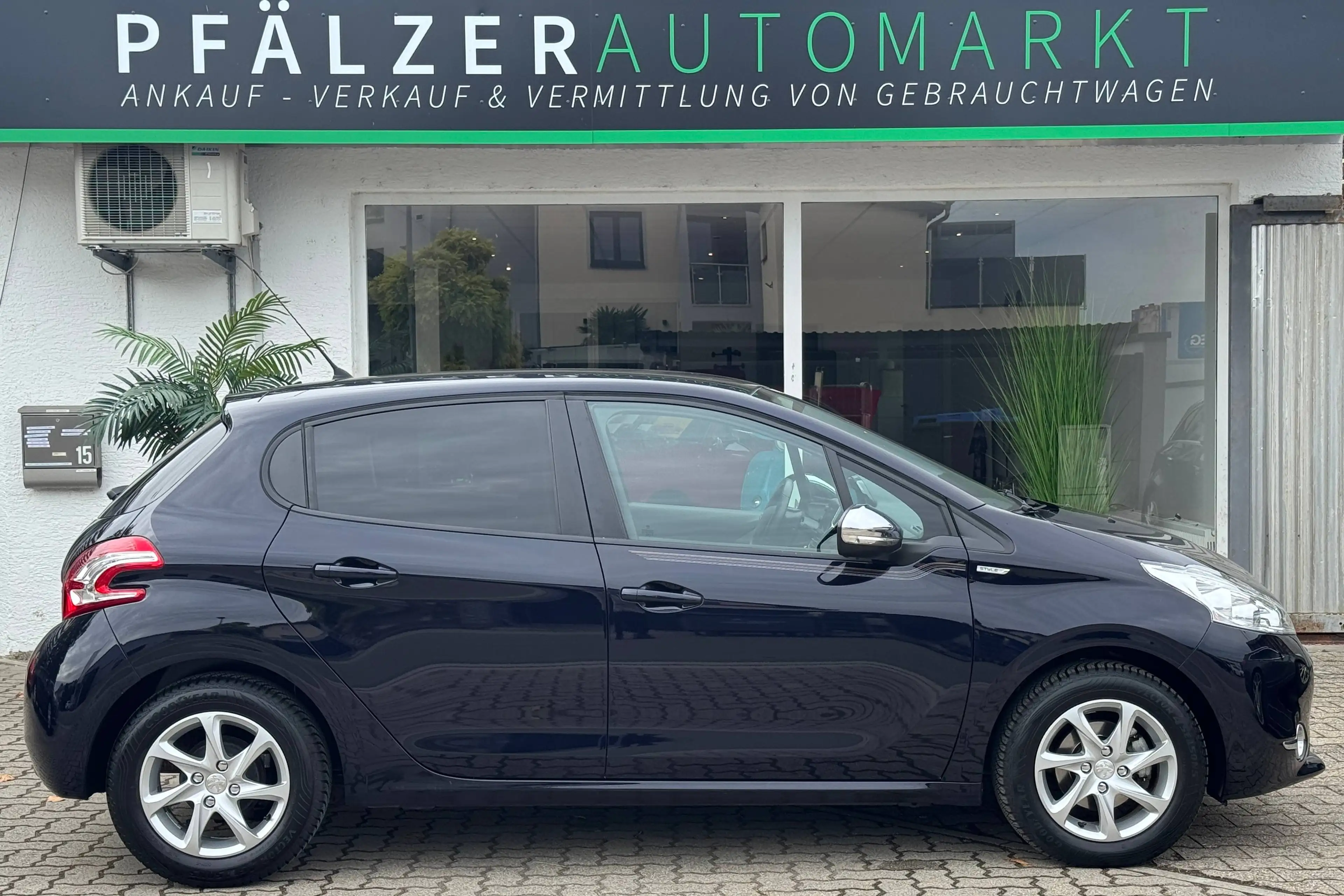 Peugeot 208 1.Hand 44.000 km 4,5-Türer Scheckheftgepflegt — photo 7