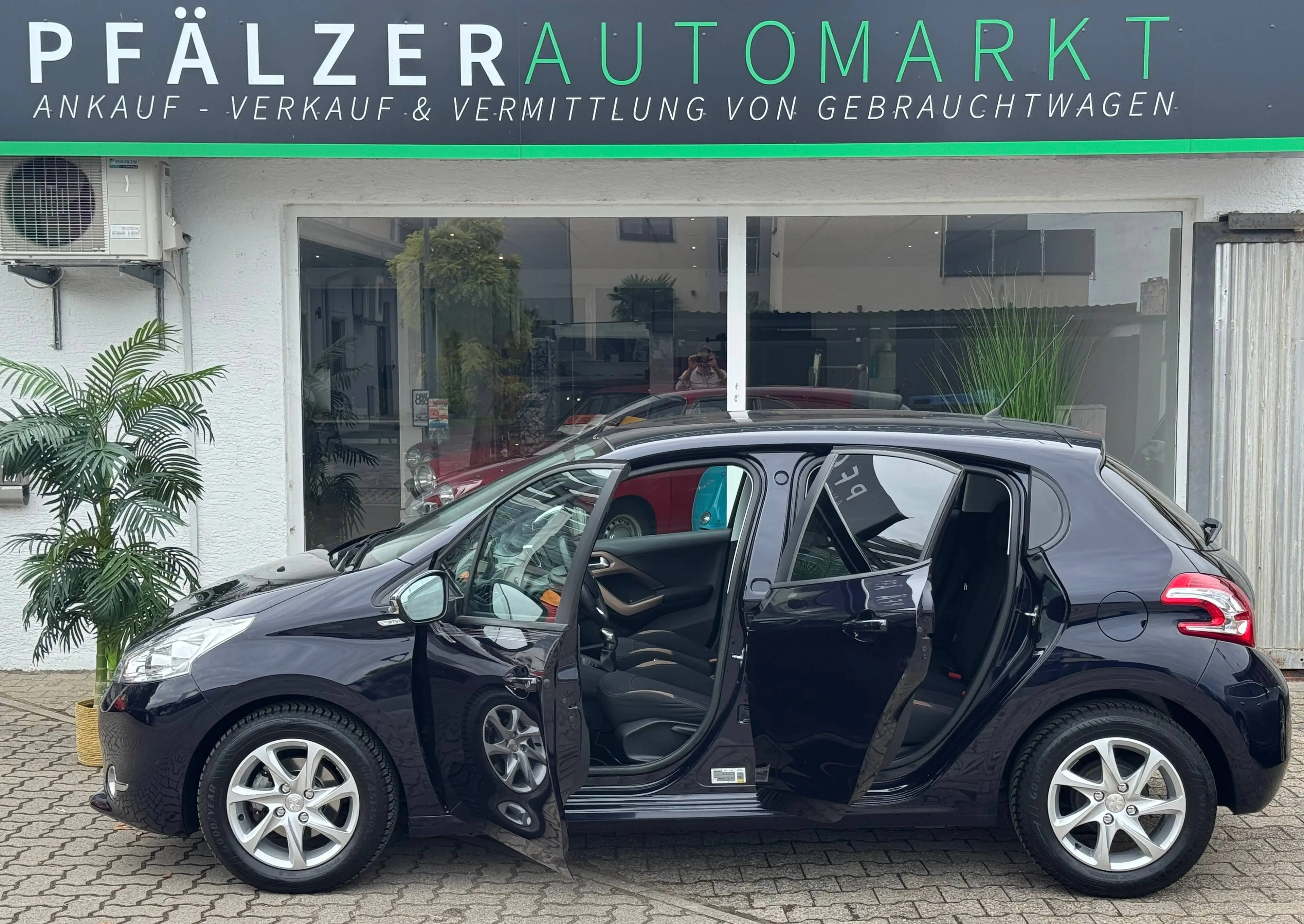 Peugeot 208 1.Hand 44.000 km 4,5-Türer Scheckheftgepflegt — photo 6