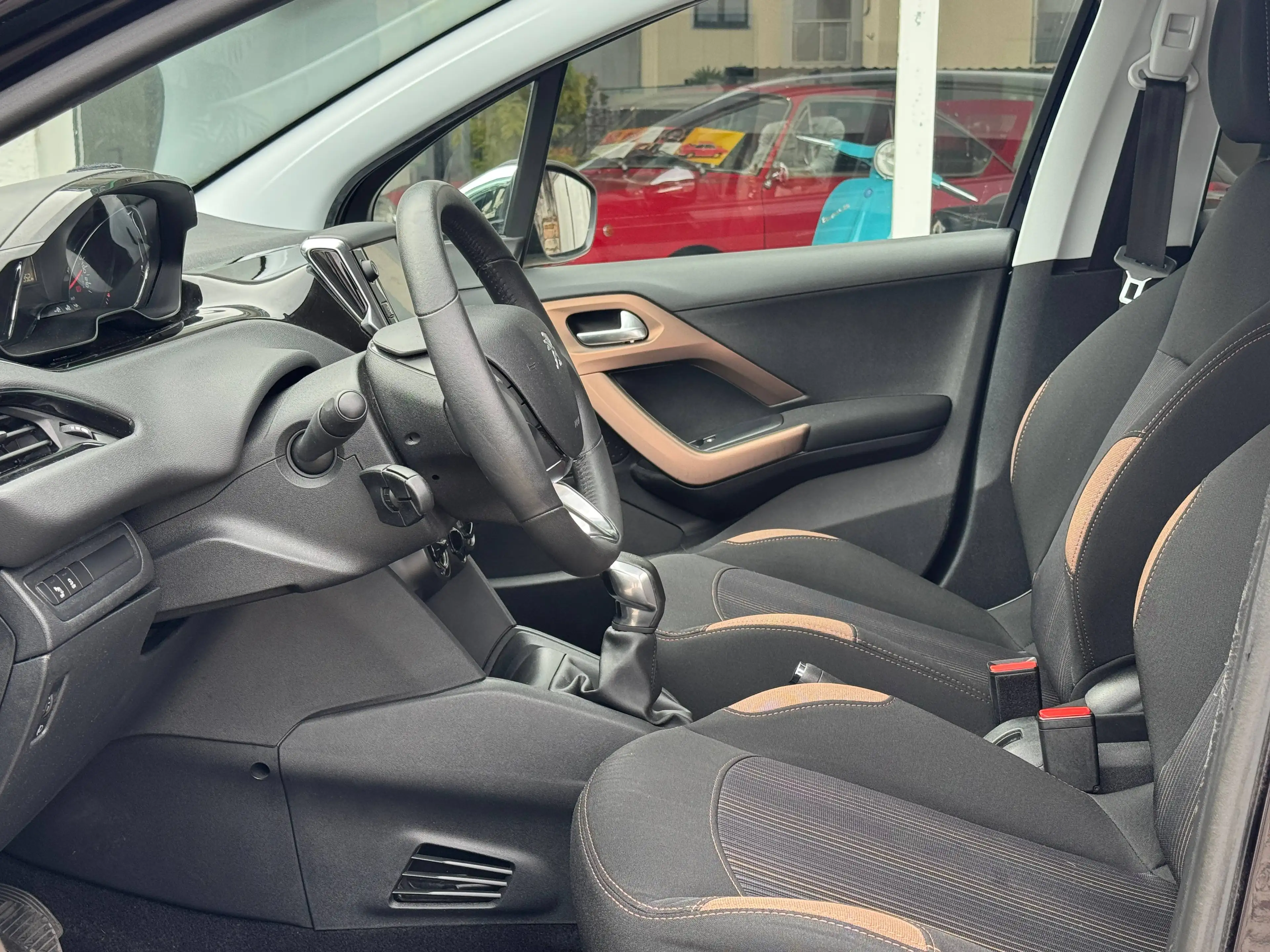 Peugeot 208 1.Hand 44.000 km 4,5-Türer Scheckheftgepflegt — photo 15