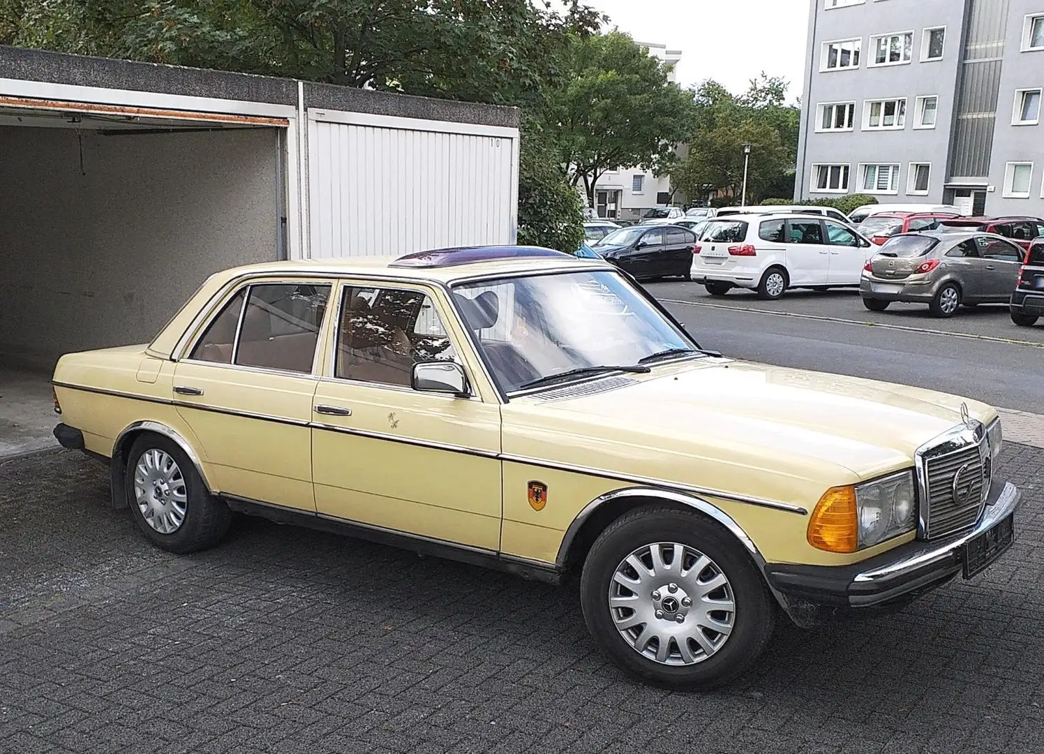 Mercedes-Benz 230 Beżowy - 1