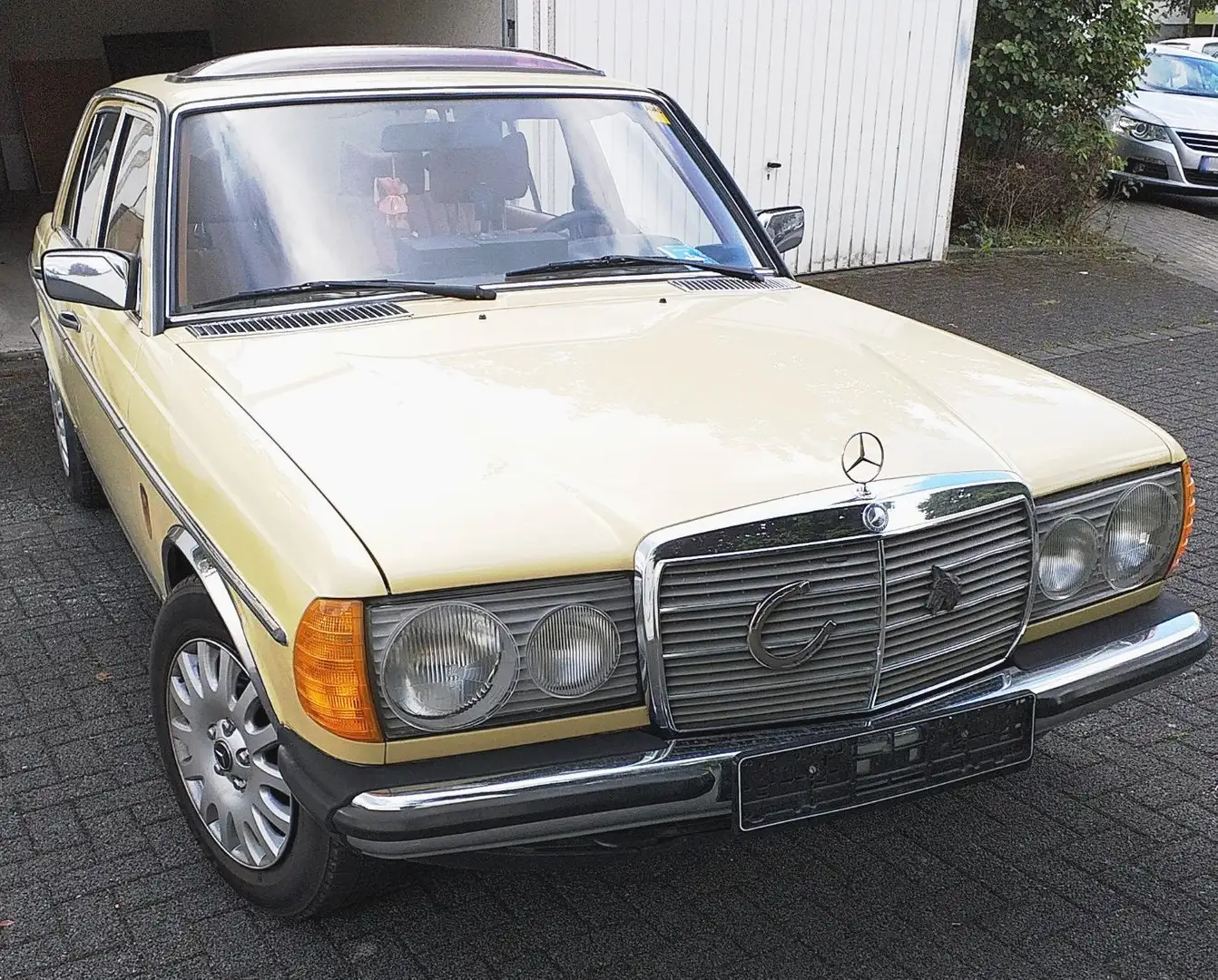 Mercedes-Benz 230 Beżowy - 2