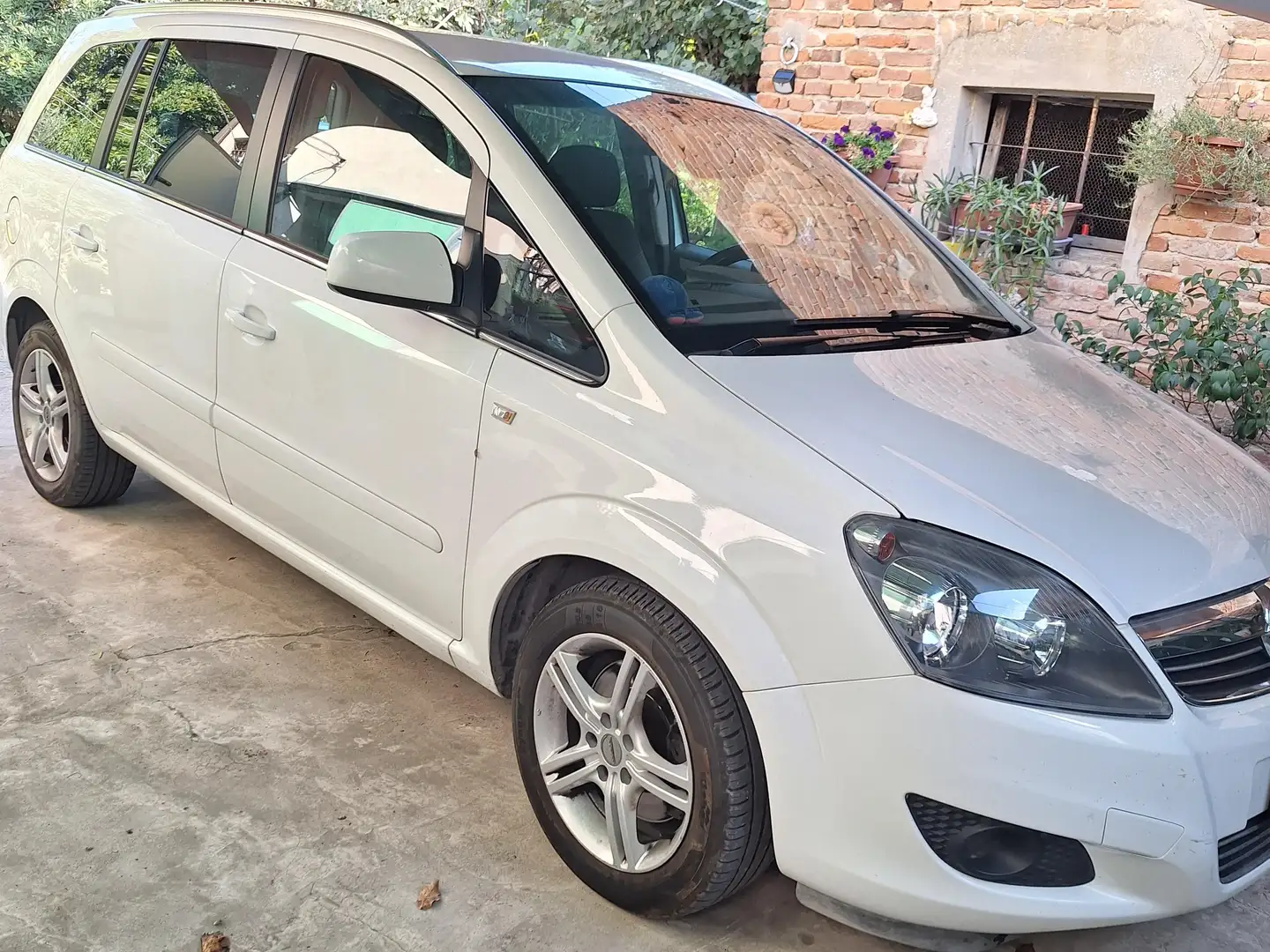 Opel Zafira 1.6 Ecom turbo 2014 Bianco - 1