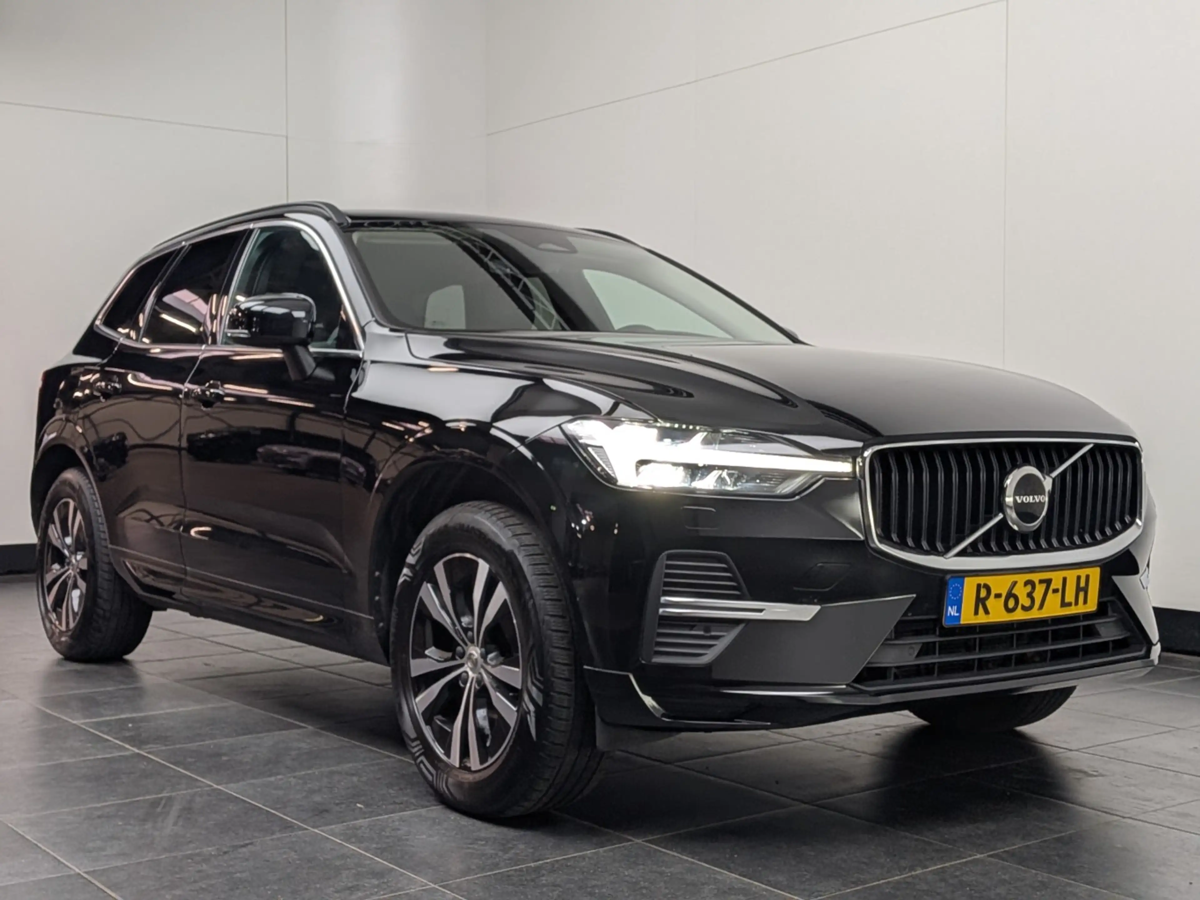 Volvo XC60 2.0 B5 Momentum Business | Trekhaak | Leder | Stoe — photo 2