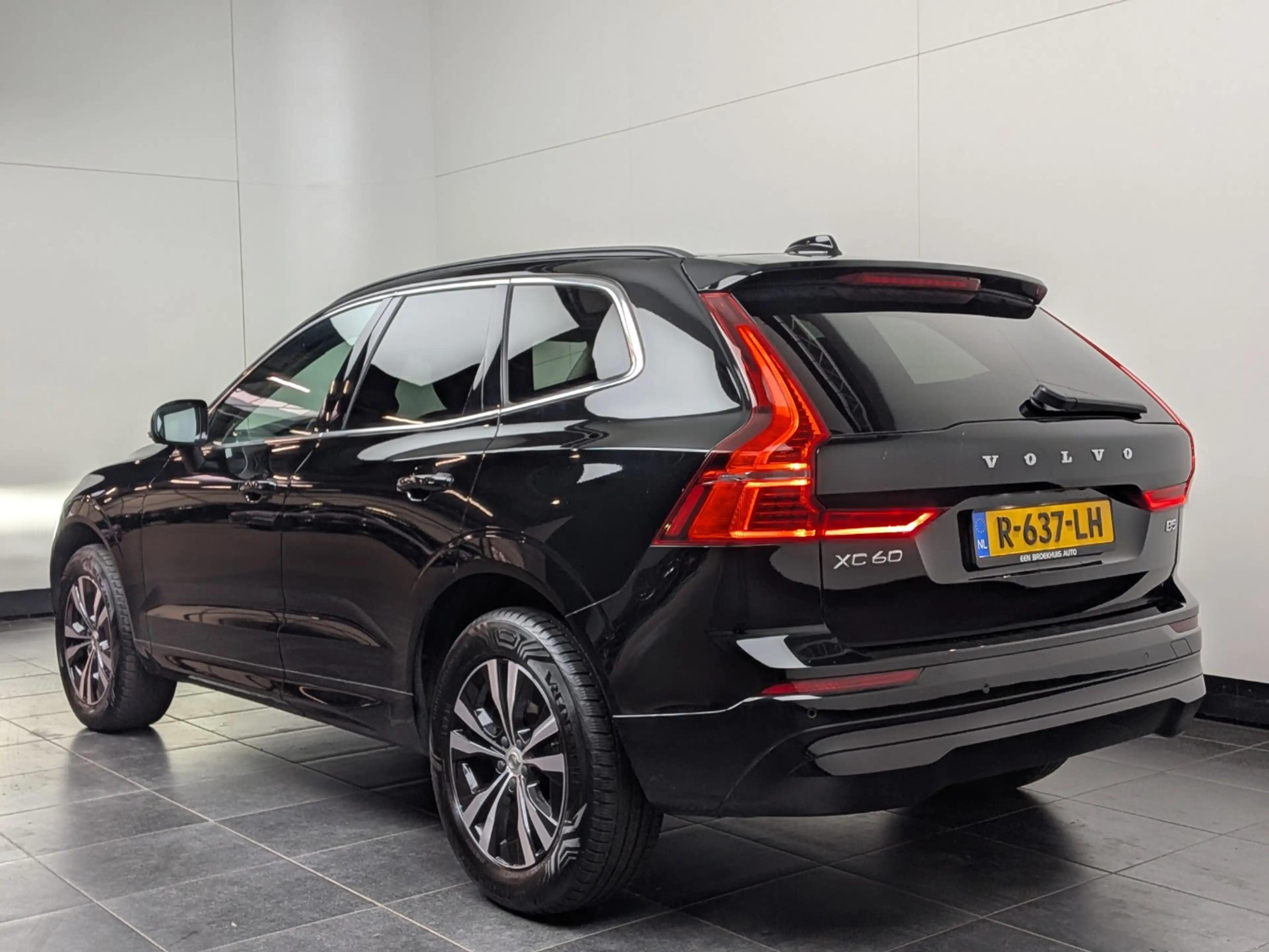 Volvo XC60 2.0 B5 Momentum Business | Trekhaak | Leder | Stoe — photo 4