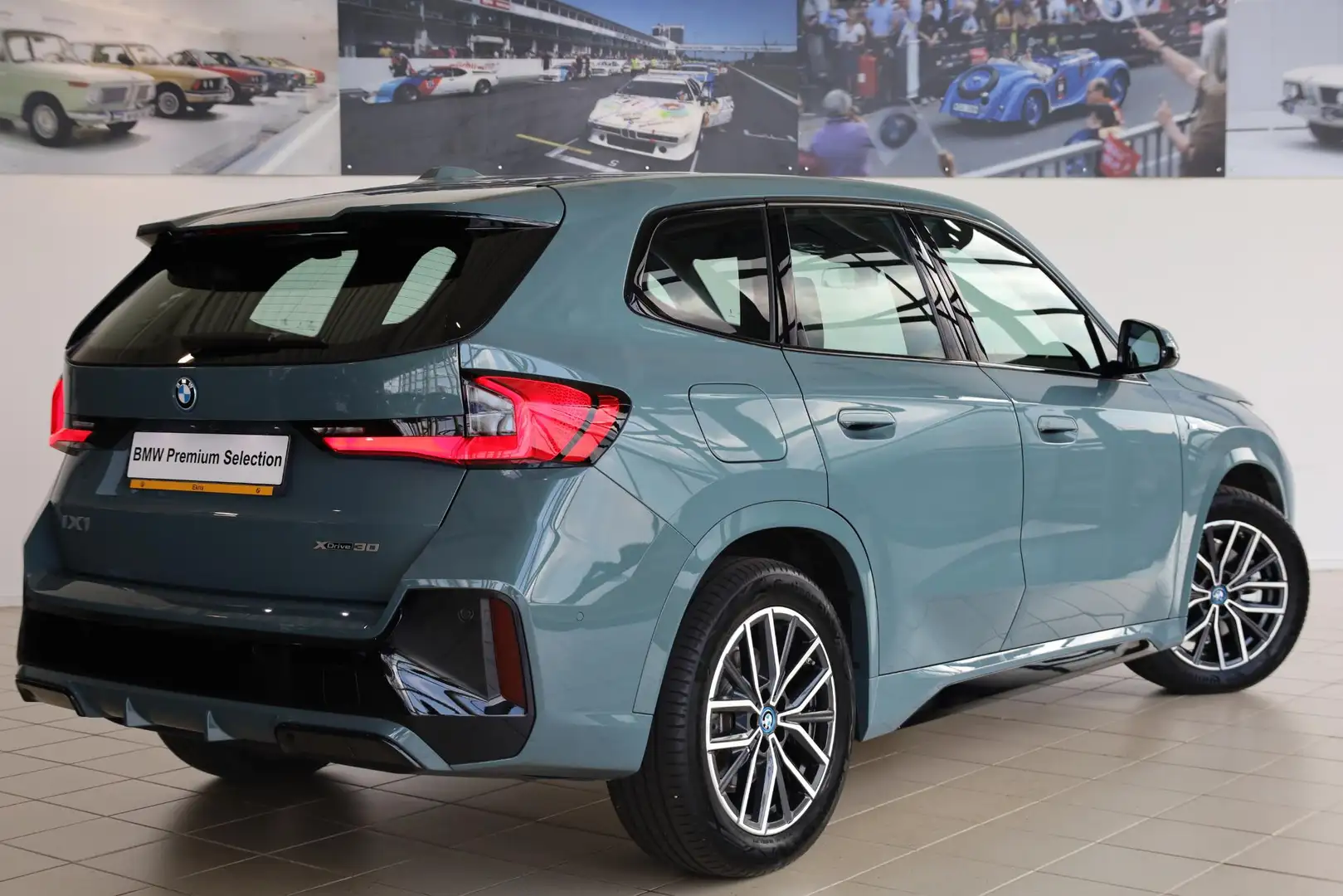 BMW iX1 xDrive30 M Sportpakket | Premium Pack | Comfort Ac Groen - 2