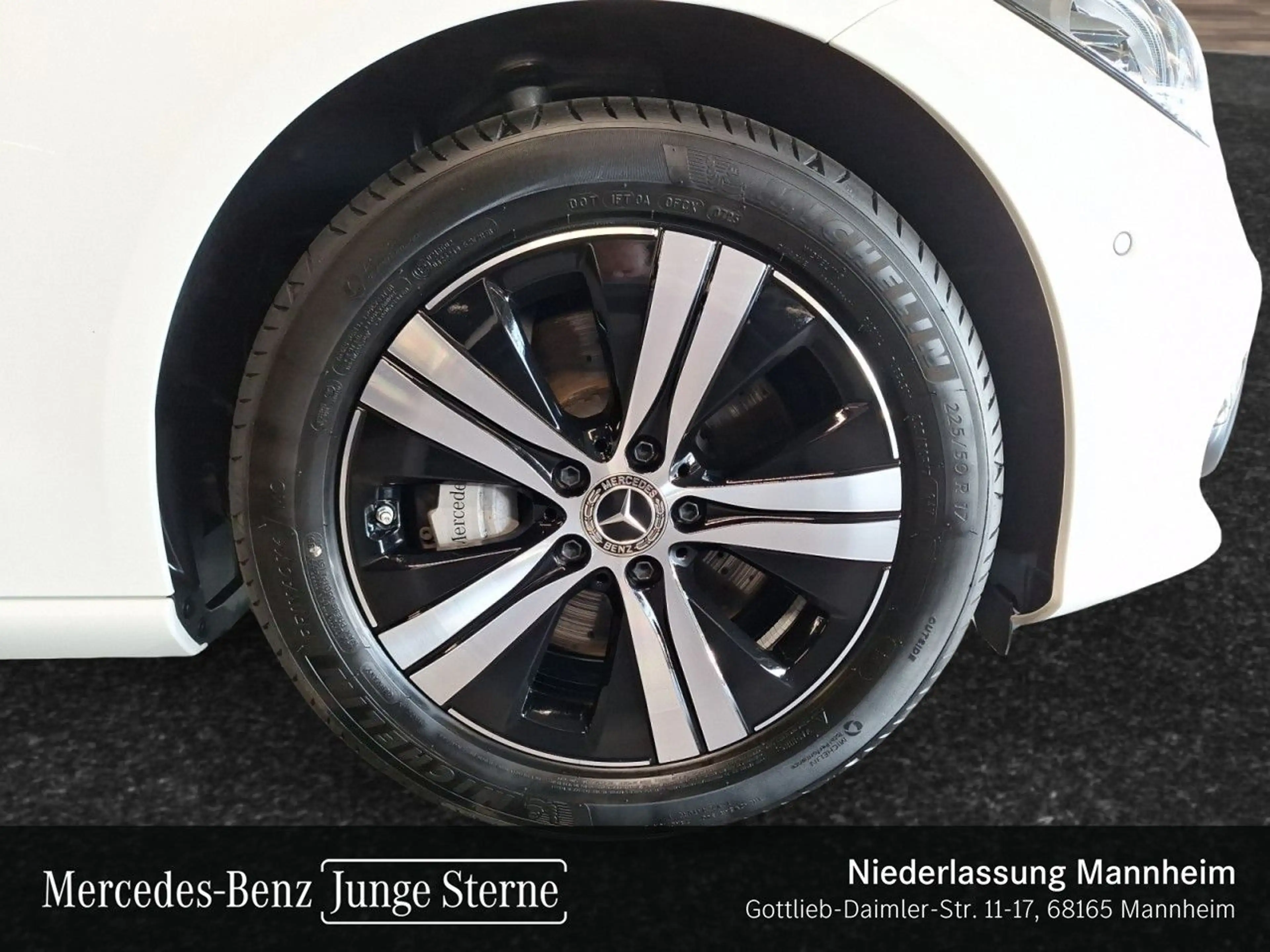 Mercedes-Benz C 300 e AVANTG+PANO+LED+KAMERA+TOTW+KEYLESS+9G — photo 6