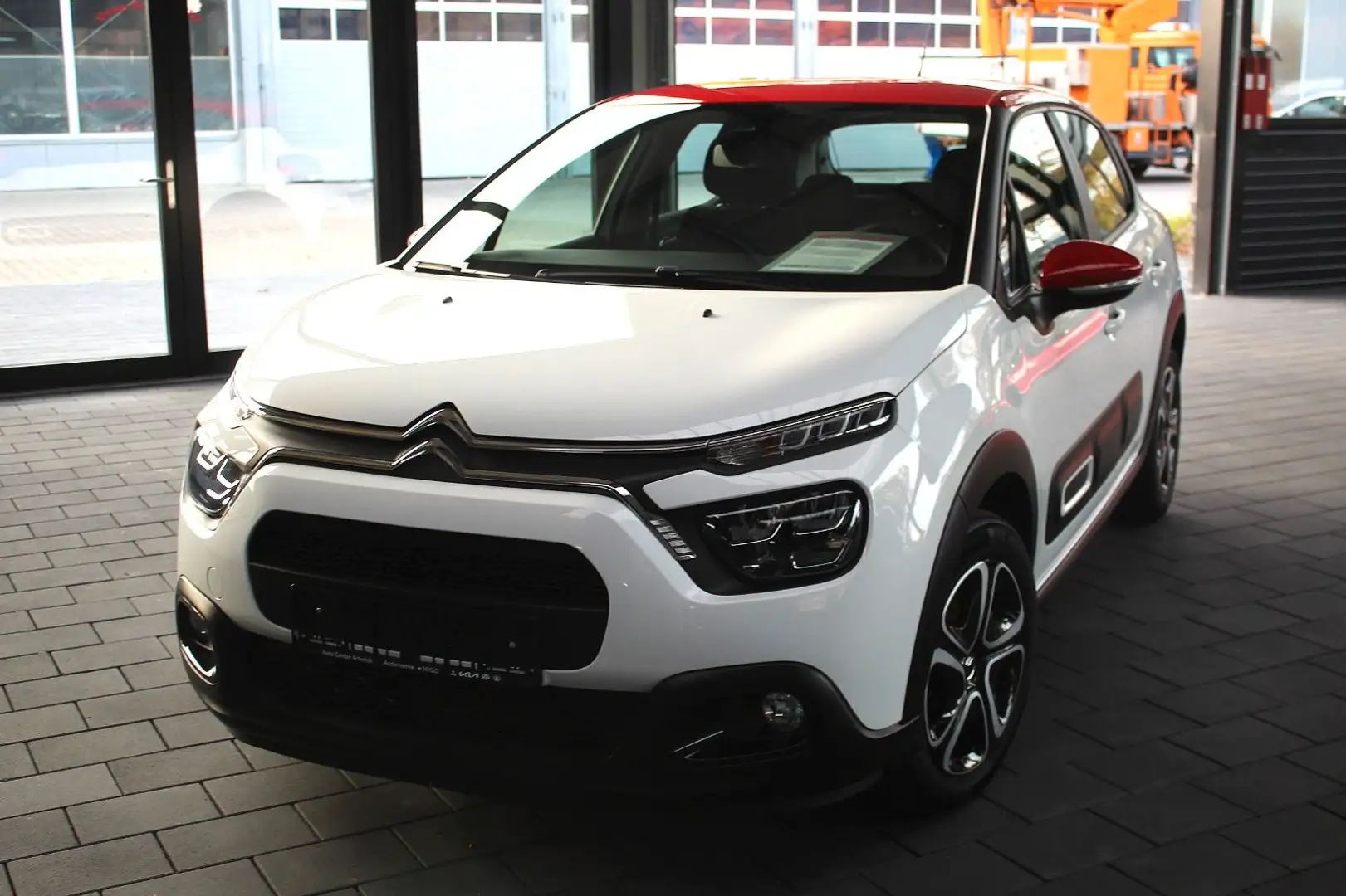 Citroen C3 1.2 PureTech Shine (NAVI) Wit - 2