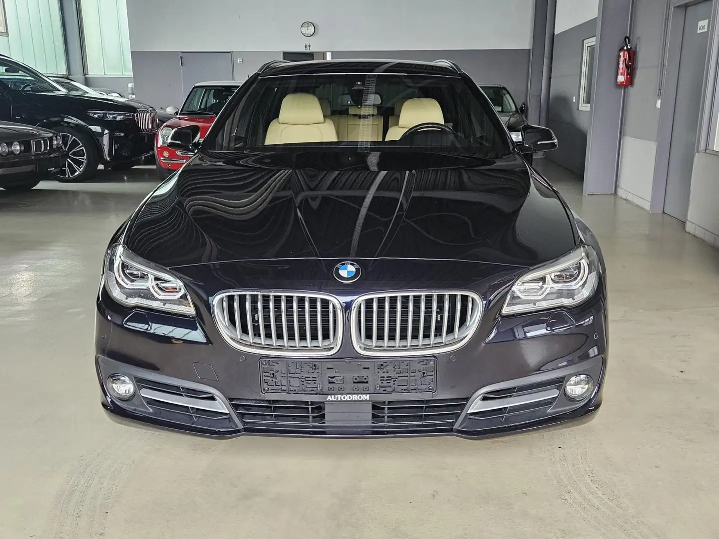BMW 550 i Touring+ 1.Hand +**INDIVIDUAL**Mega-Ausst. Schwarz - 2