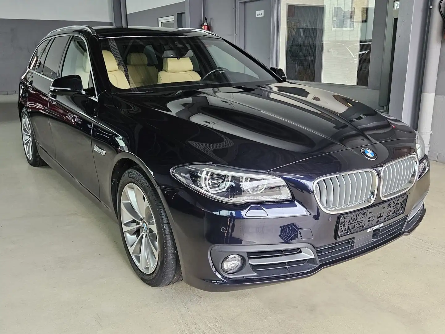 BMW 550 i Touring+ 1.Hand +**INDIVIDUAL**Mega-Ausst. Schwarz - 1