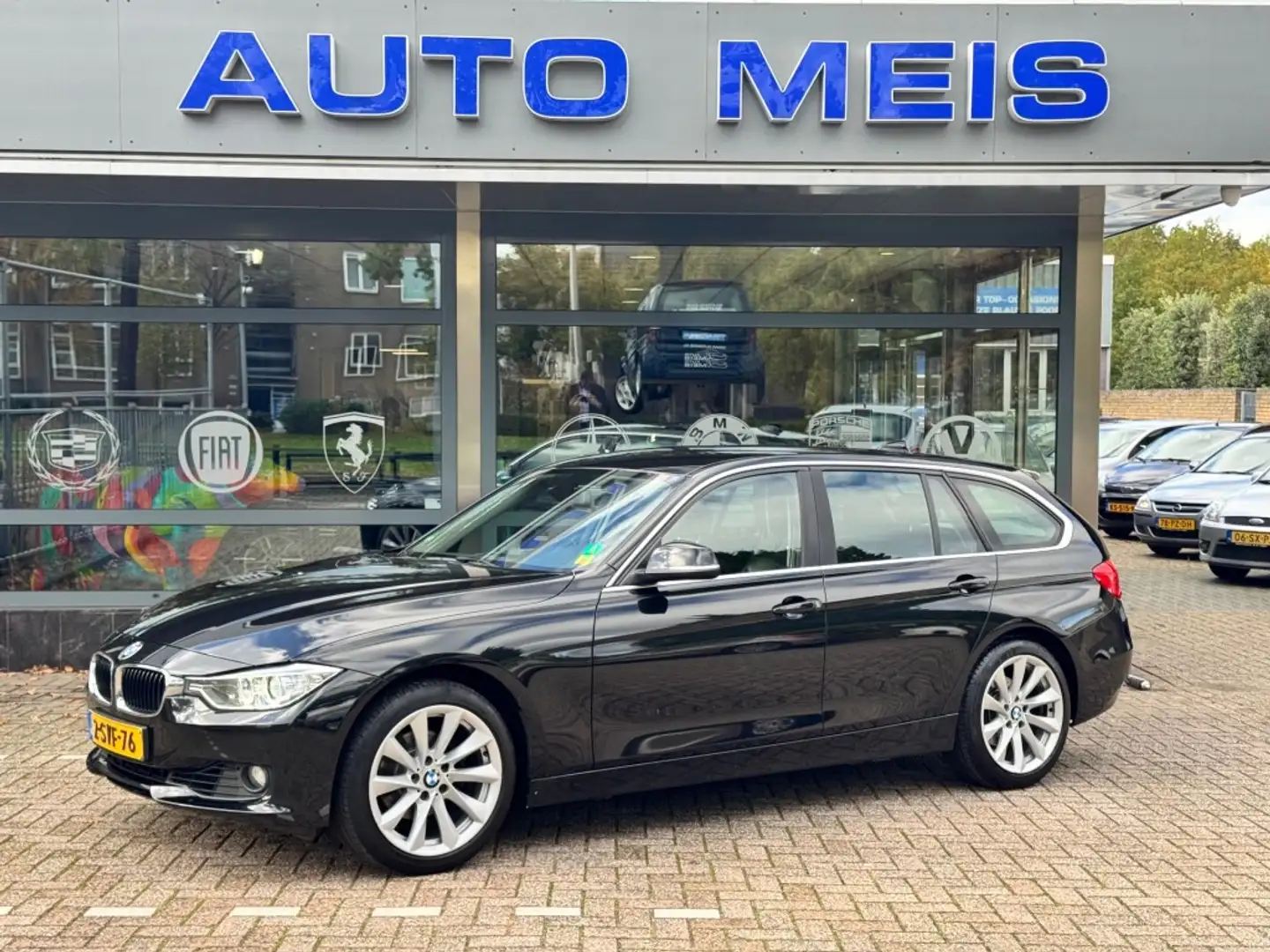 BMW 320I EXECUTIVE Zwart - 1