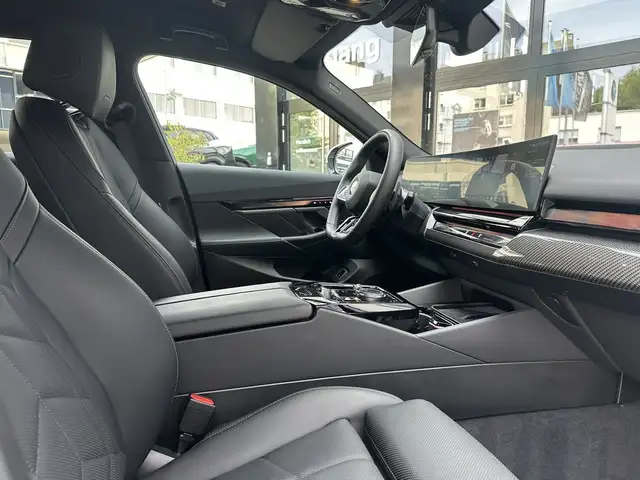 BMW 5 Series view 14