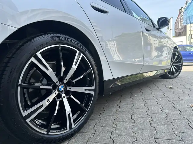 BMW 5 Series view 4