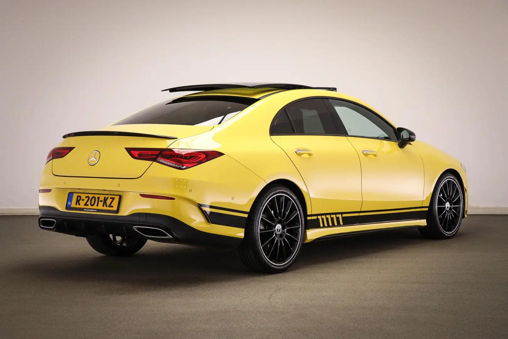 Mercedes-Benz CLA 180 AMG Line | WIDESCREEN | PANORAMADAK | SFEERVERLICH Yellow - 2