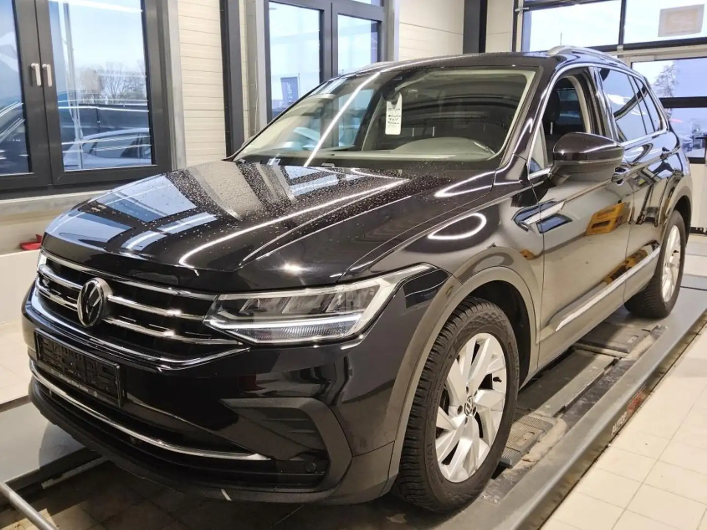 Volkswagen Tiguan 1.5 TSI Life Schwarz - 2