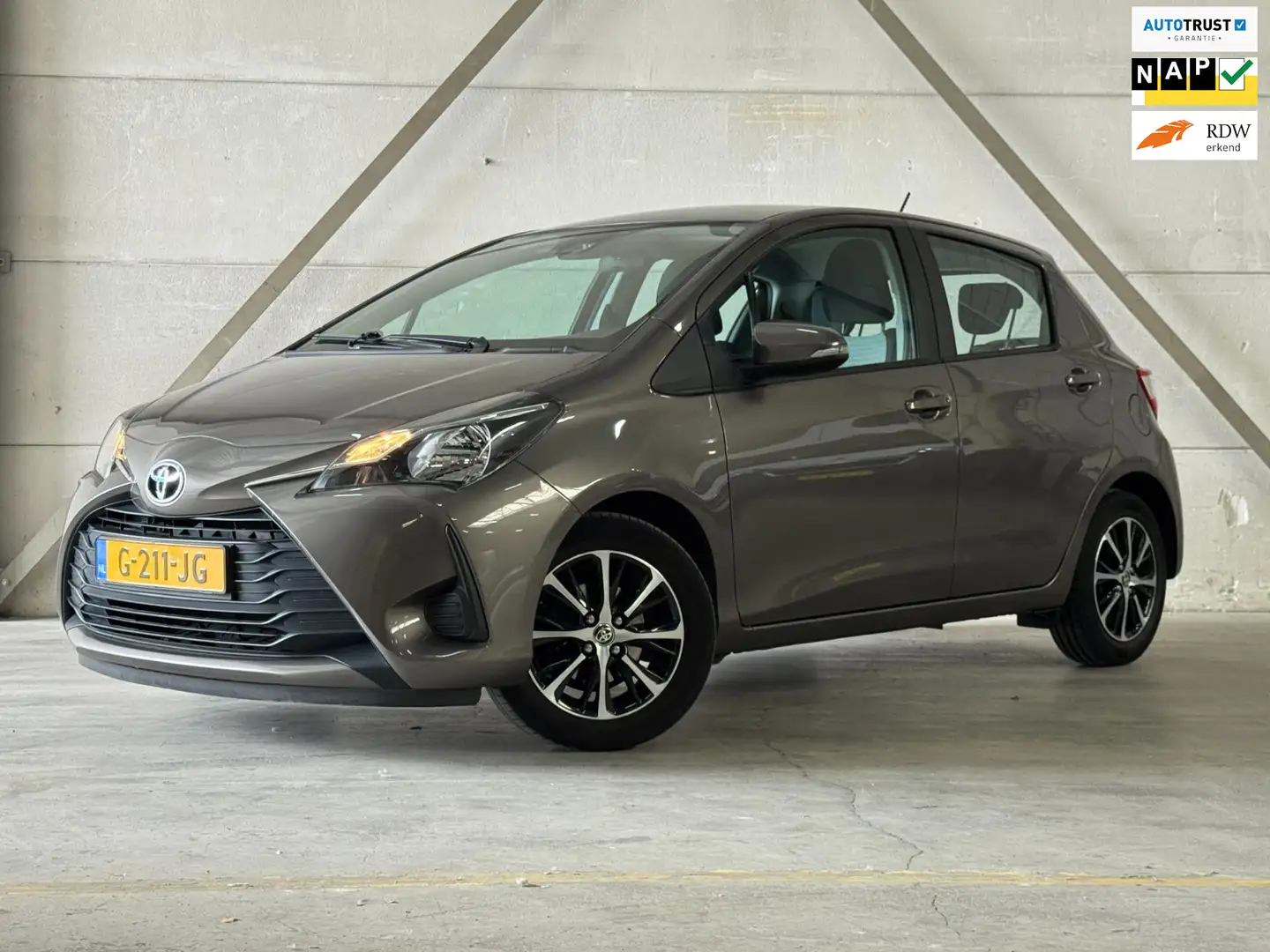 Toyota Yaris 1.0 VVT-i Connect Airco Camera Lane Grey - 1