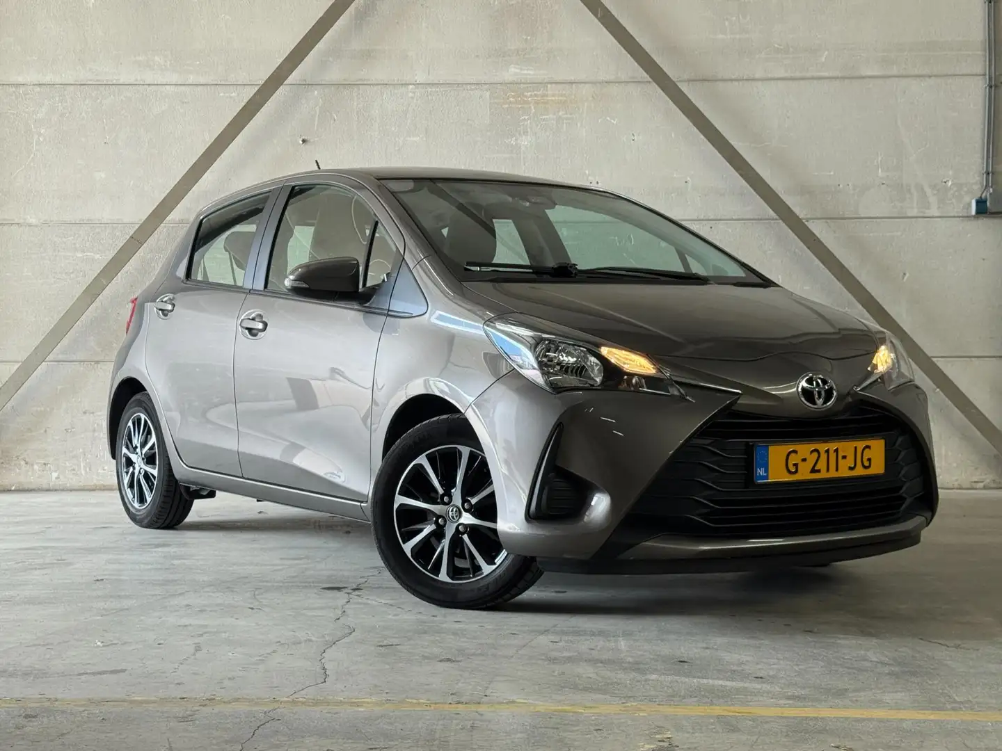 Toyota Yaris 1.0 VVT-i Connect Airco Camera Lane Grey - 2