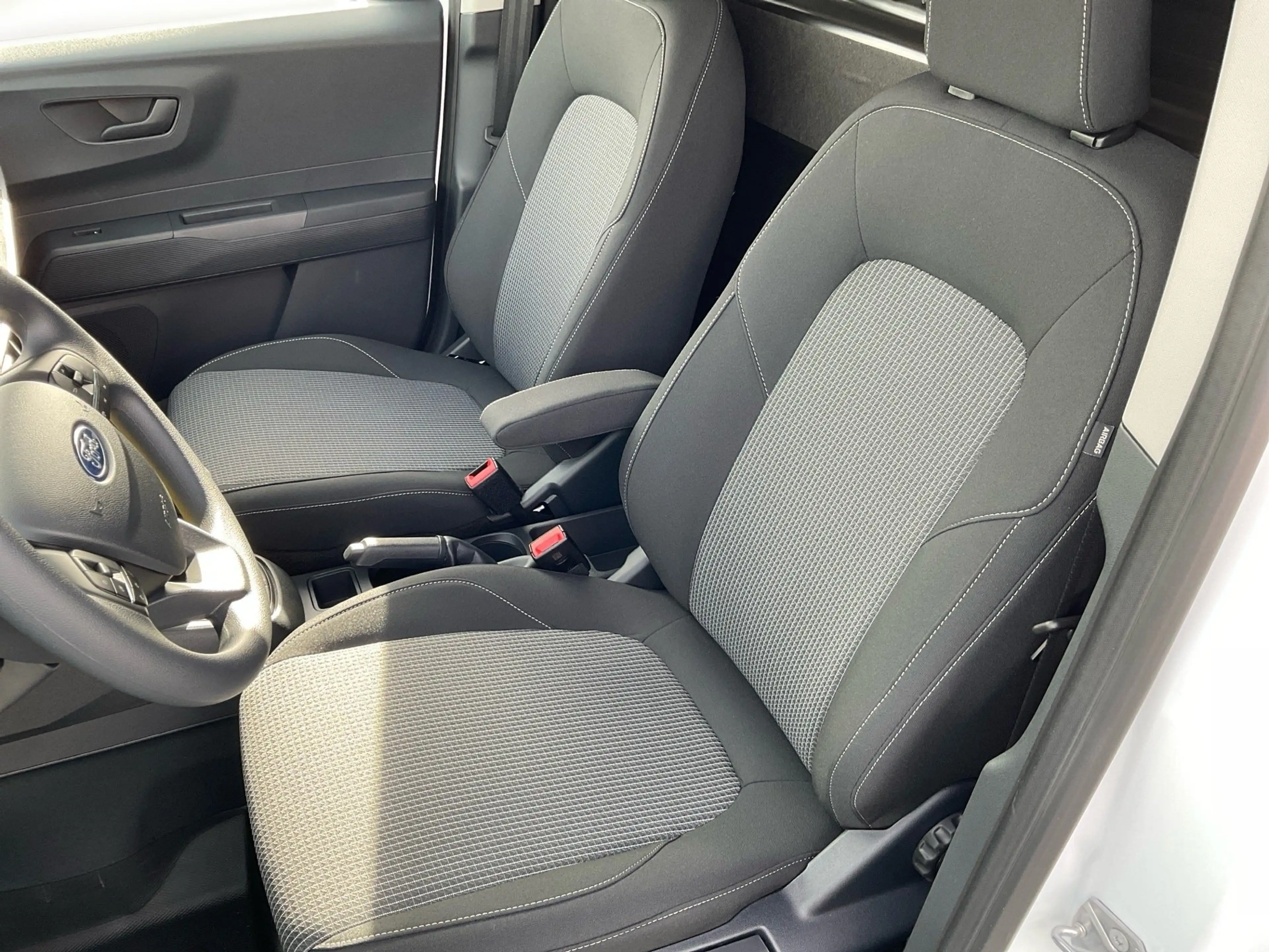 Ford Transit Courier Trend — photo 12