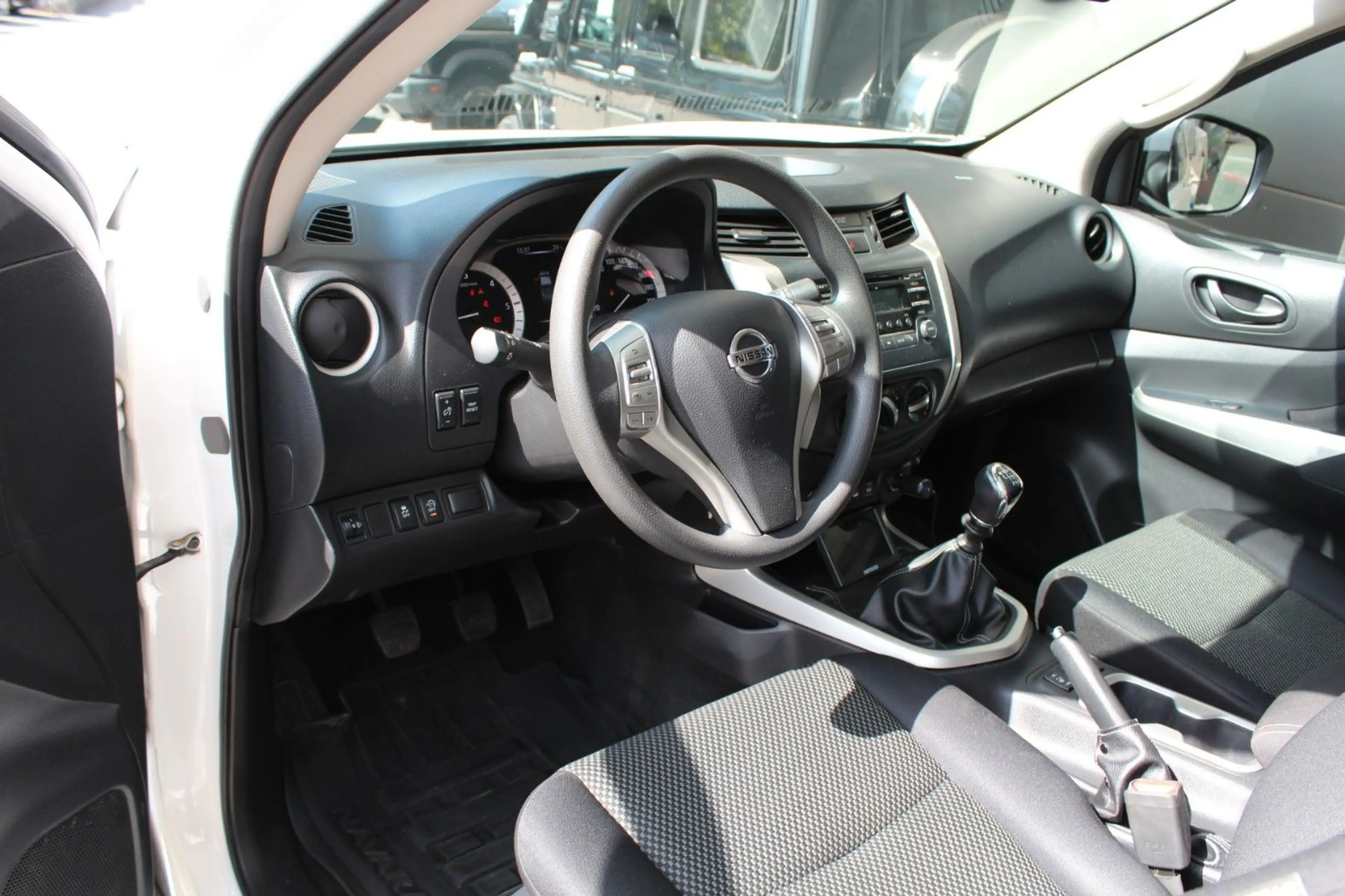 Nissan Navara NP300 King Cab 4x4 Pritsche — photo 12