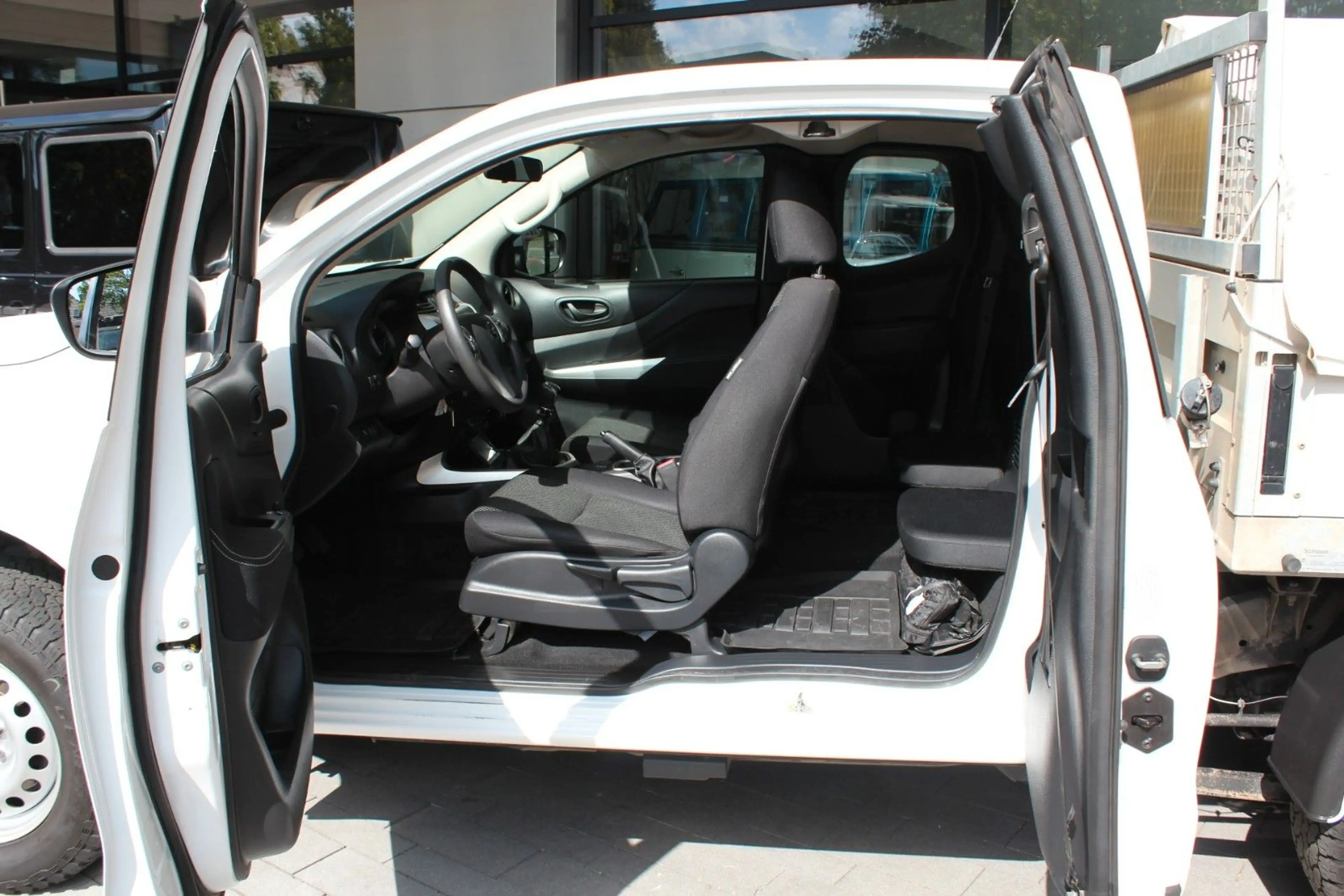 Nissan Navara NP300 King Cab 4x4 Pritsche — photo 11