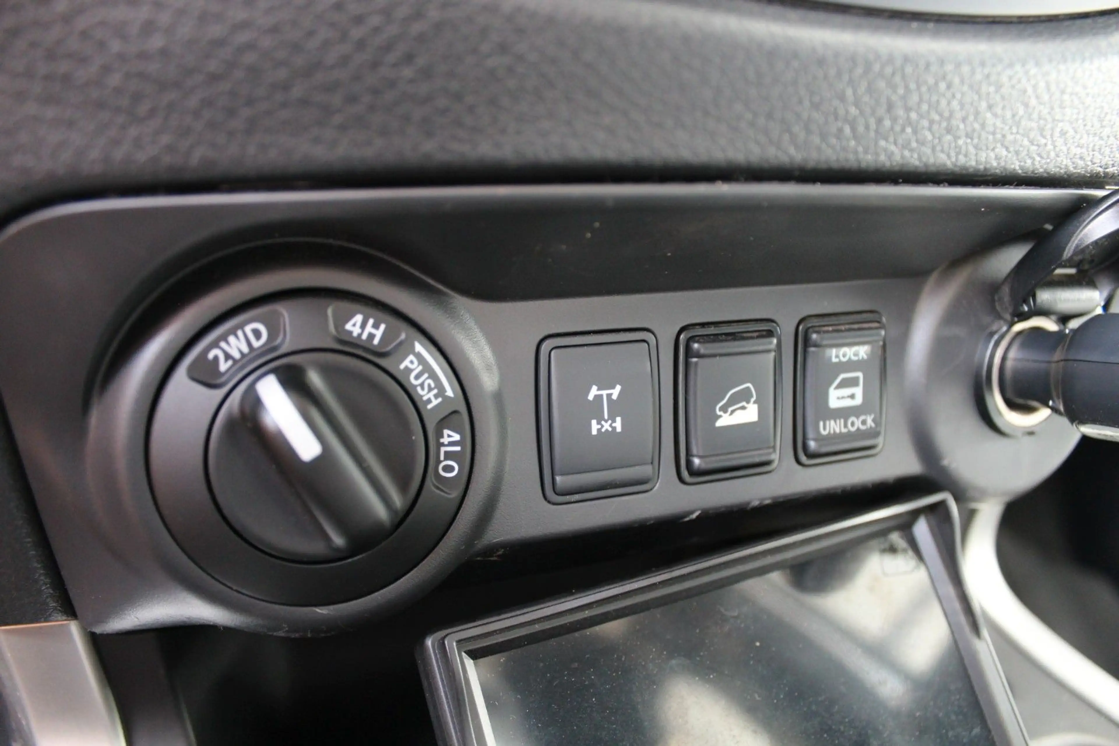 Nissan Navara NP300 King Cab 4x4 Pritsche — photo 14