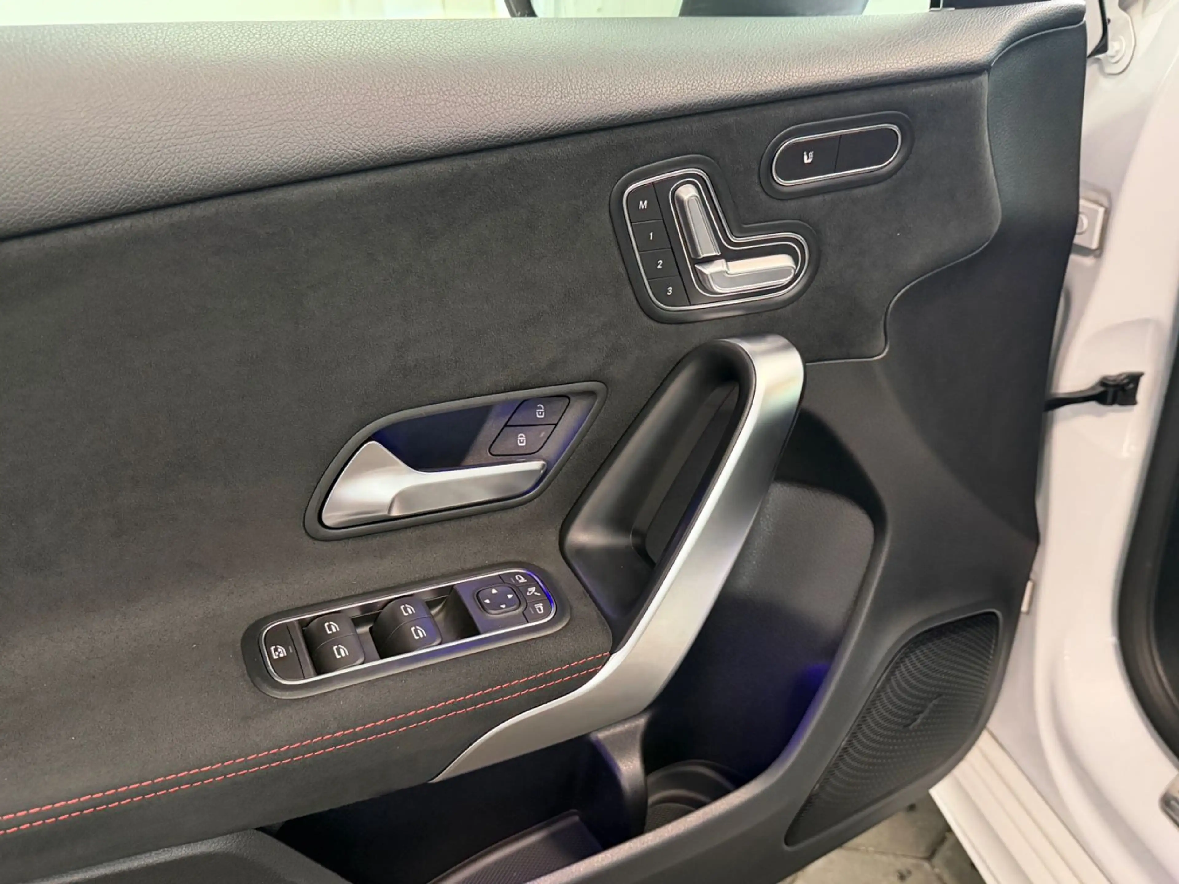 Mercedes-Benz A 220 A220 4Matic*AMG*BMUX*LED*PANO*VIRTUAL*KAMERA*PDC — photo 9
