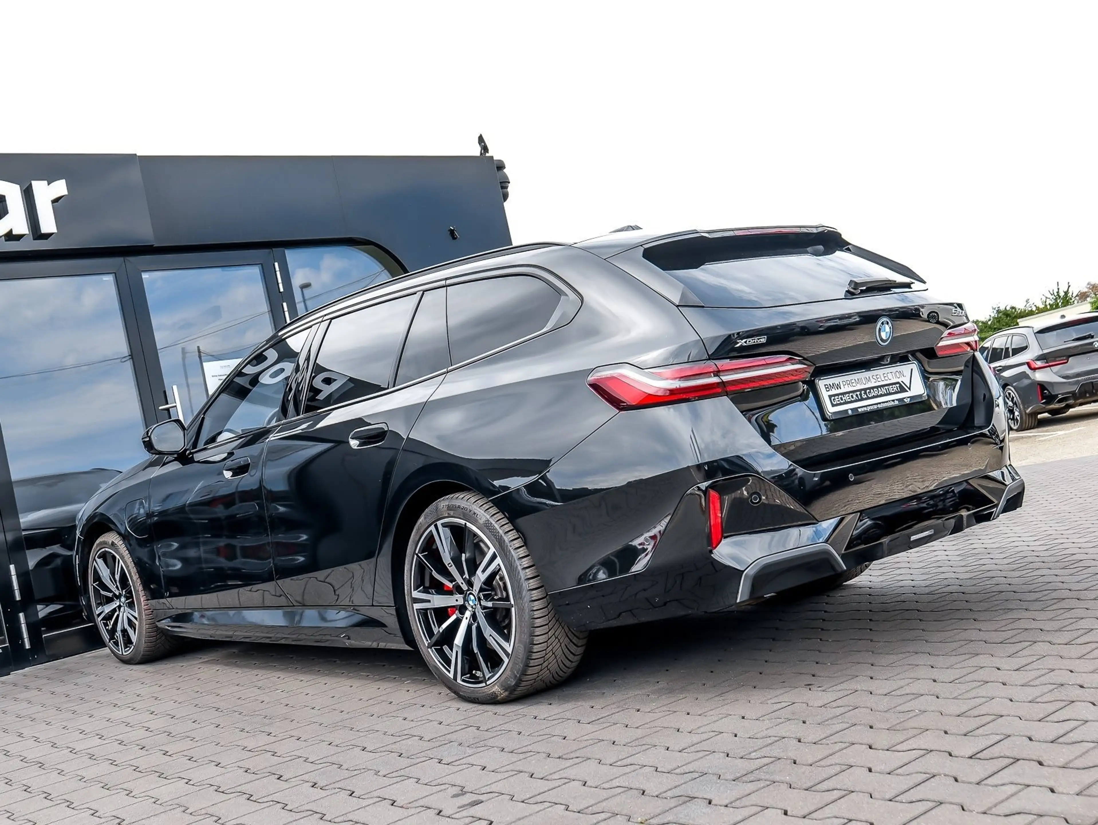 BMW 550 e xDrive Touring — photo 7