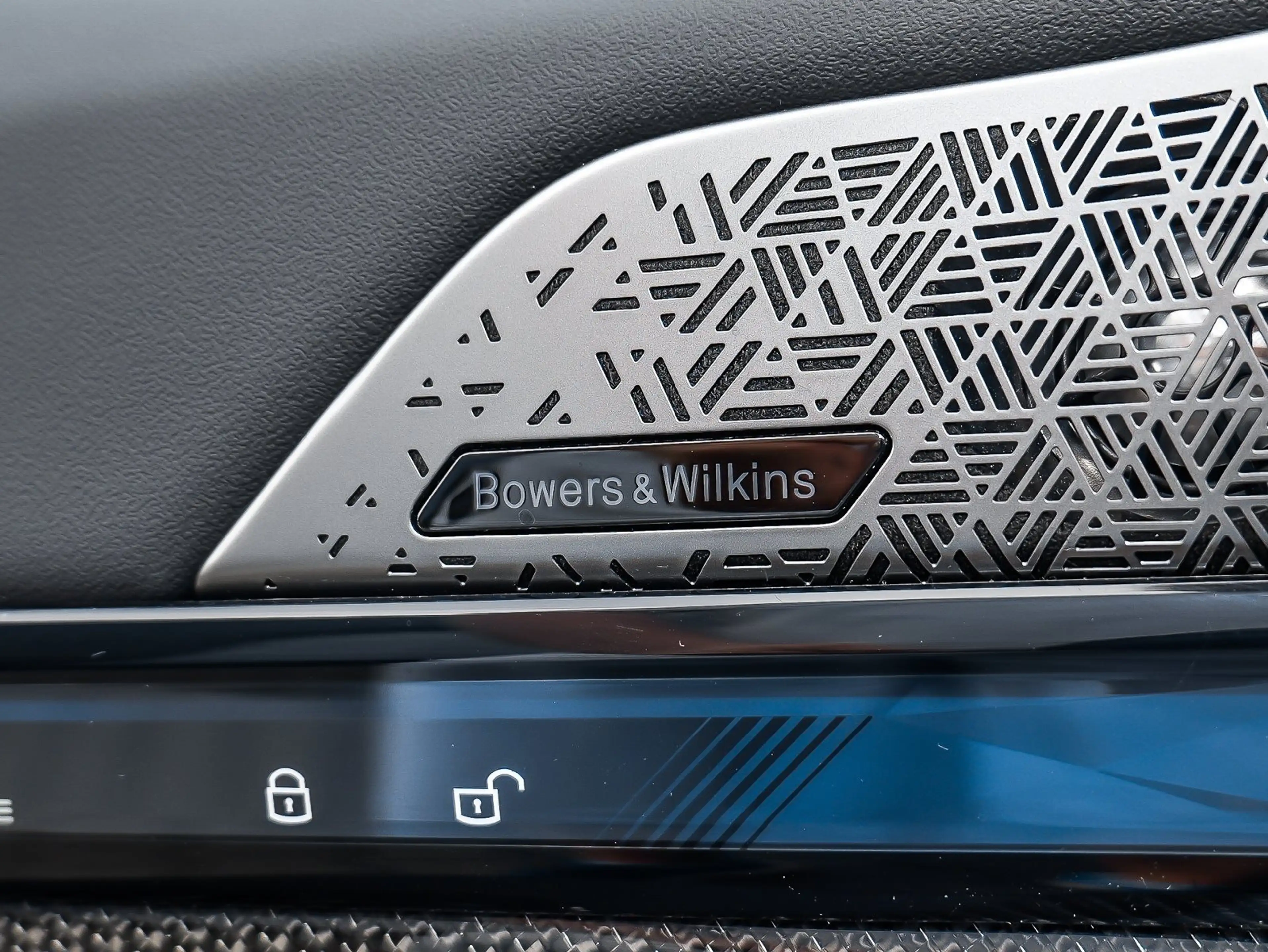BMW 550 e xDrive Touring — photo 15