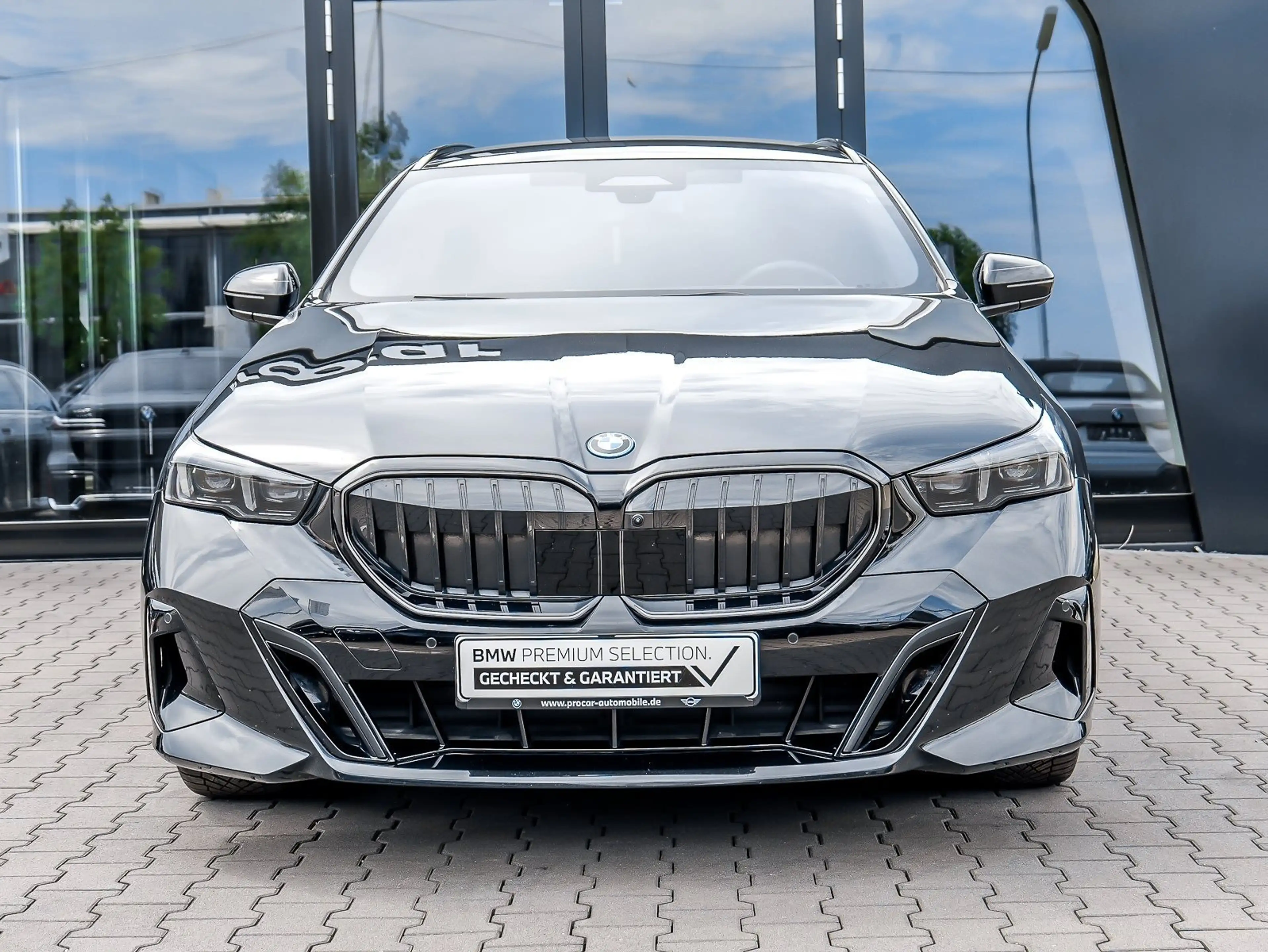BMW 550 e xDrive Touring — photo 9