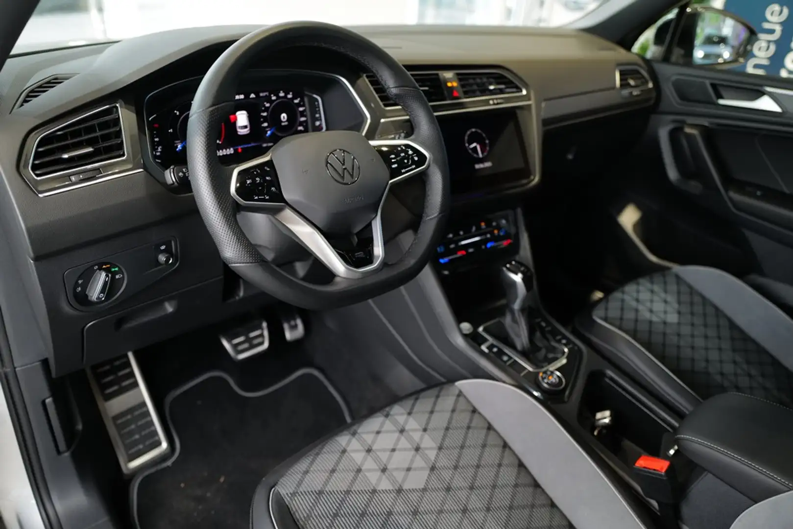 Volkswagen Tiguan Allspace R-Line 4Motion Blackstyle 7.Sitzer Pano StdHz H... Zilver - 2