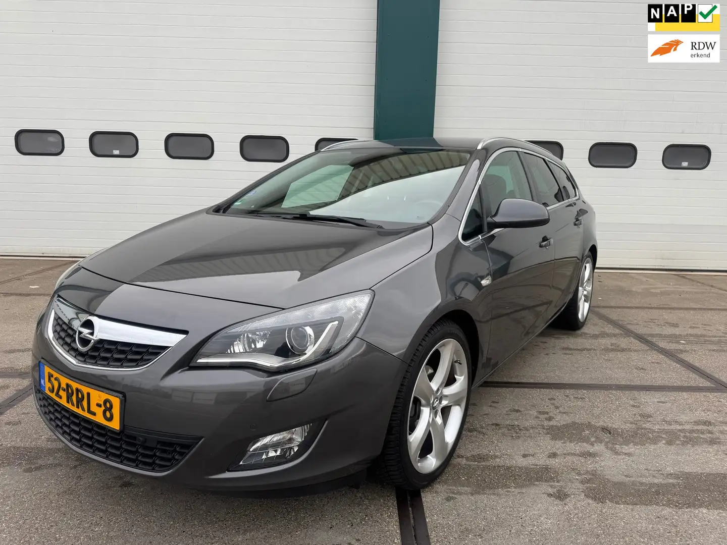 Opel Astra Sports Tourer 1.4 Turbo Cosmo Grijs - 1
