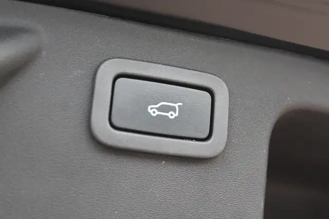 Land Rover Discovery Sport view 30