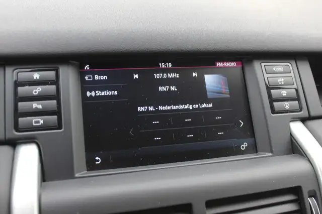 Land Rover Discovery Sport view 22